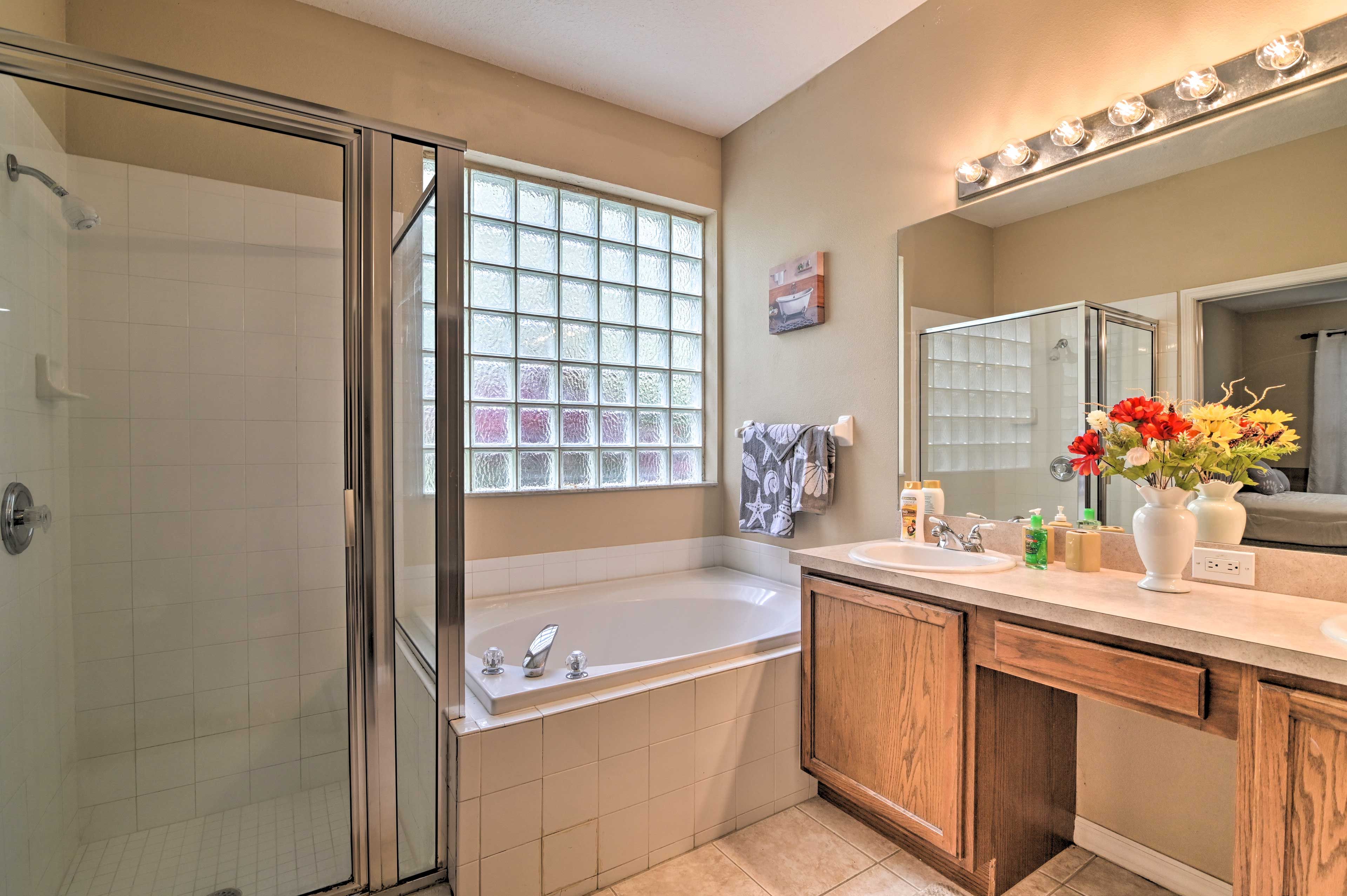 Full Bathroom | Towels Provided | Complimentary Toiletries