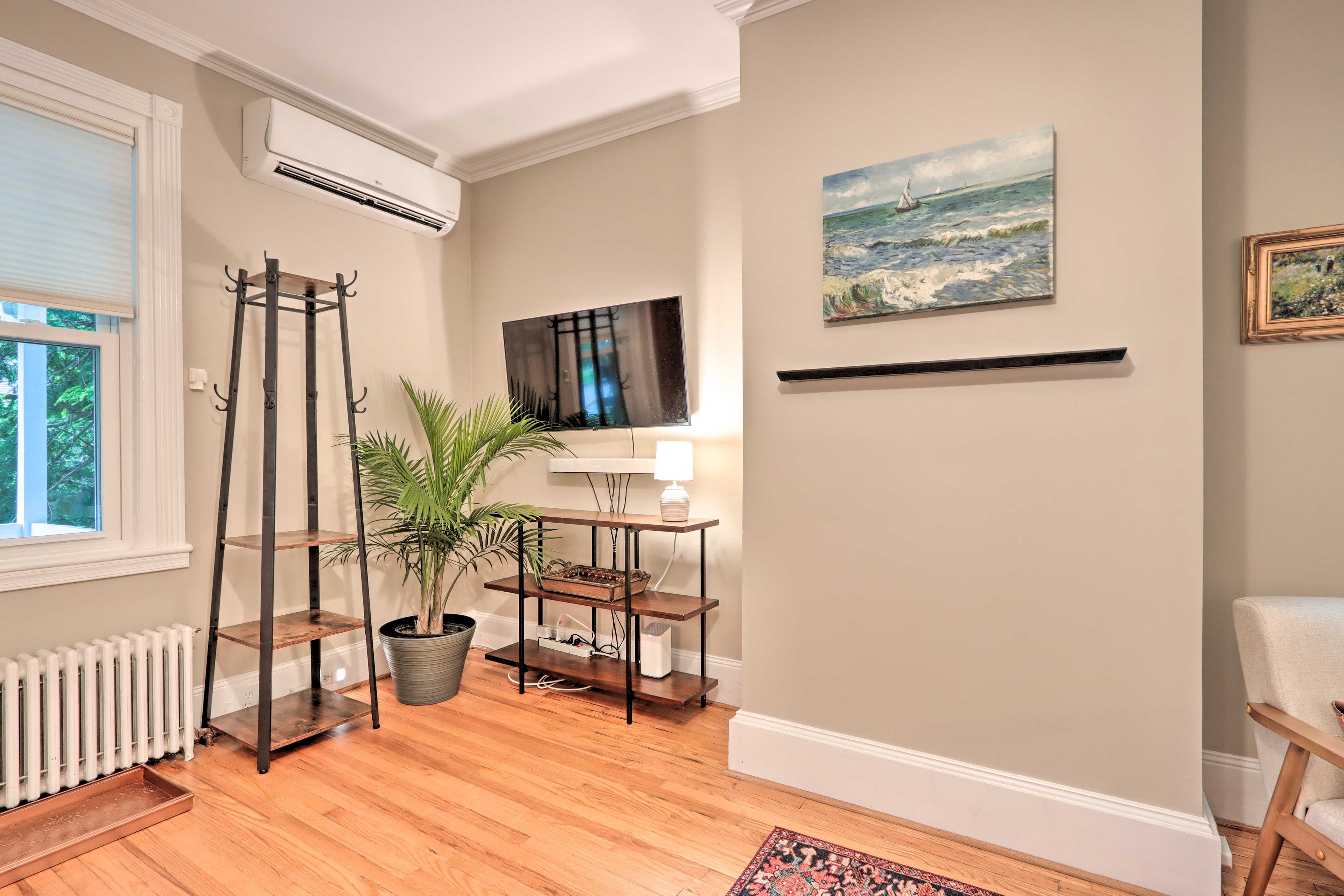 Living Area | Smart TV | Cable