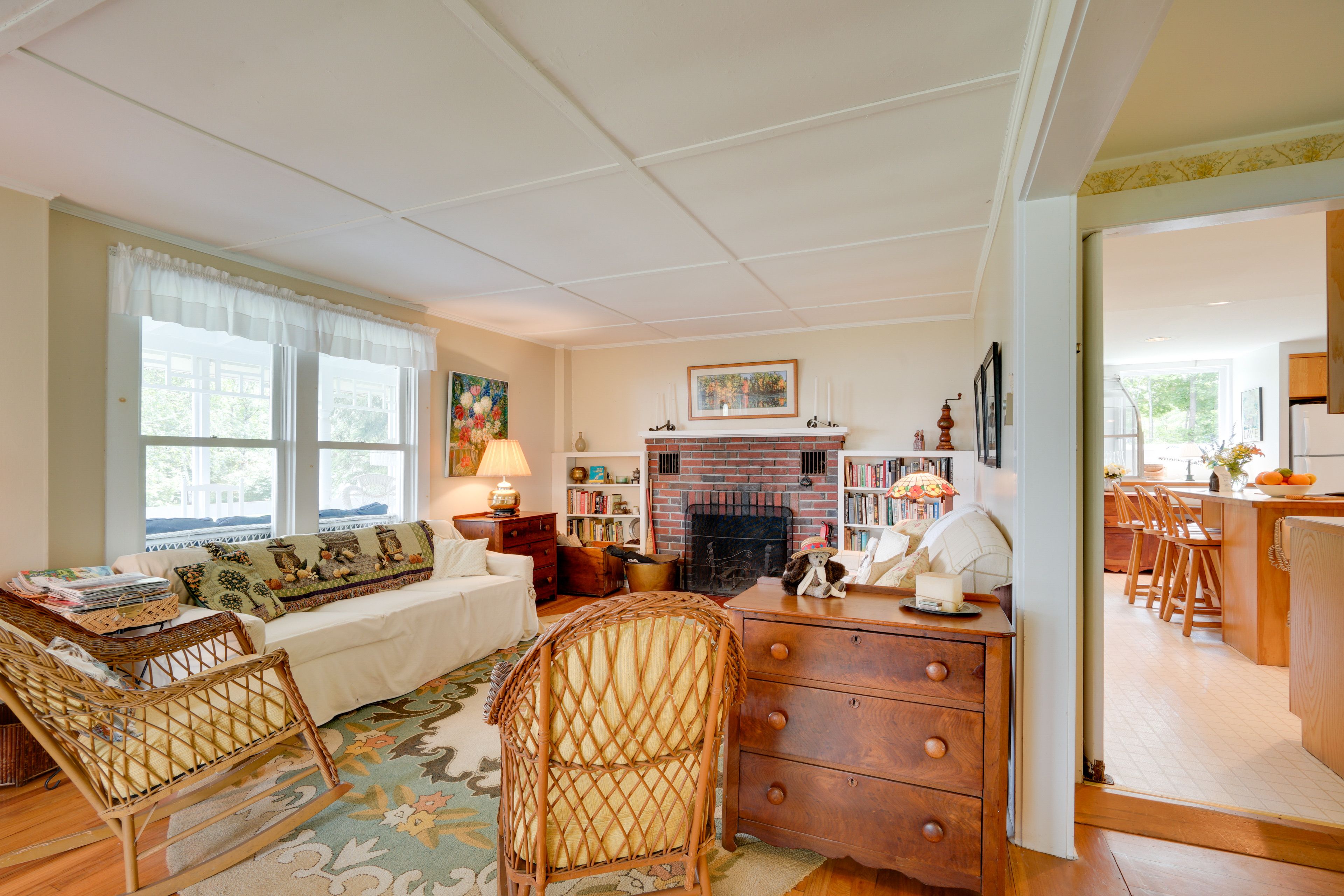 Living Room | Sleeper Sofa | Wood-Burning Fireplace | Smart TV