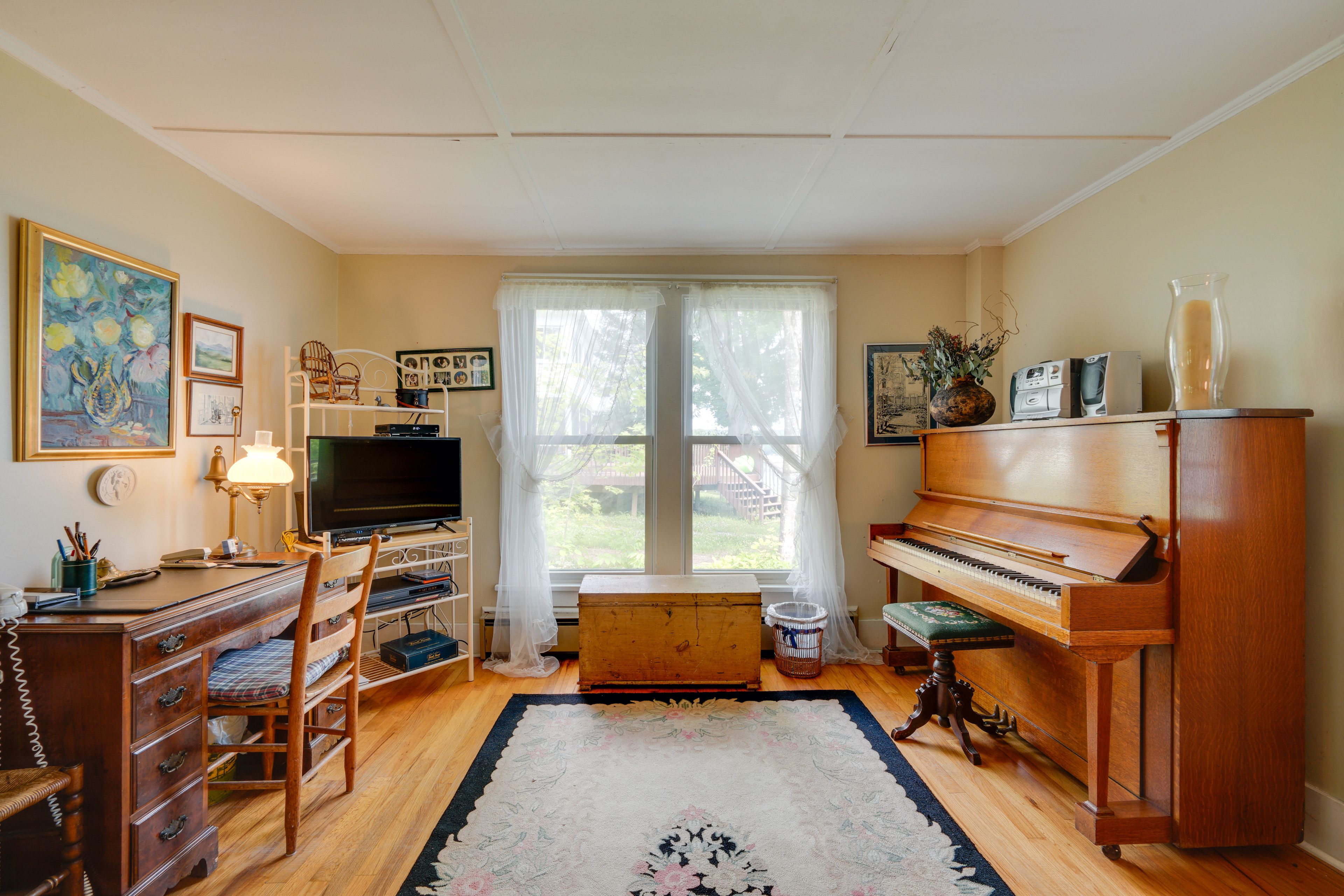 Den | WFH Friendly | Free WiFi
