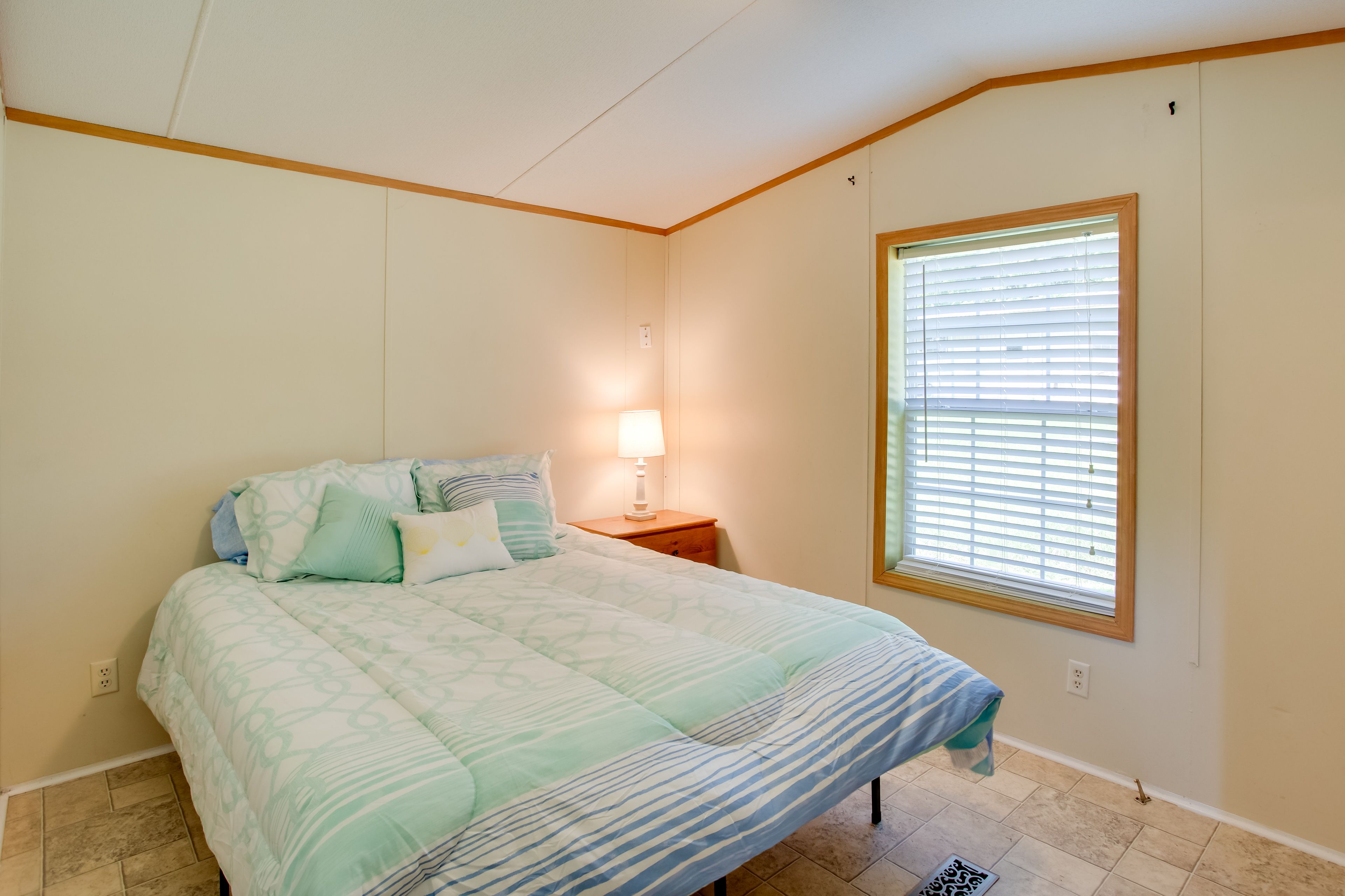 Bedroom 1 | Queen Bed