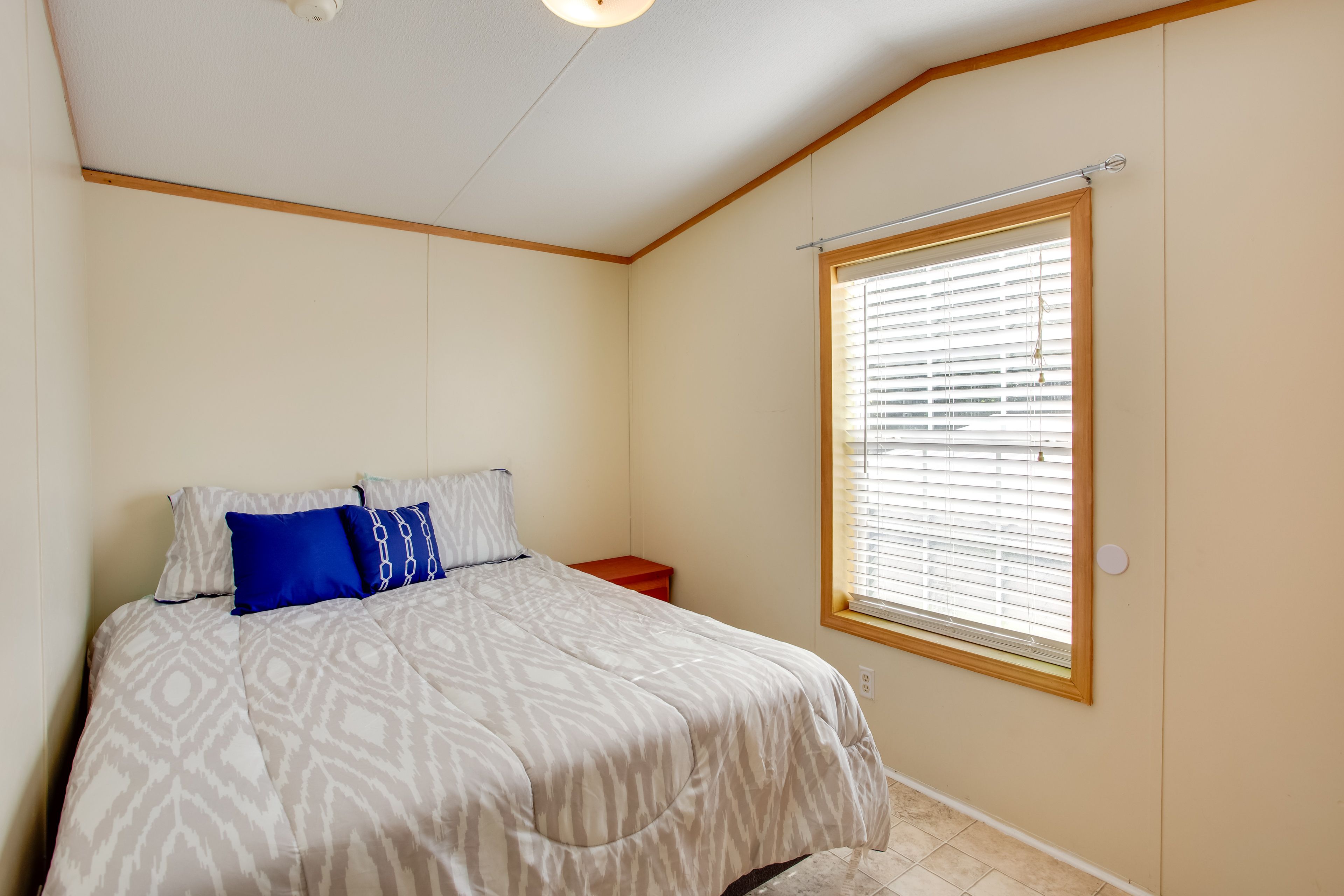 Bedroom 2 | Queen Bed
