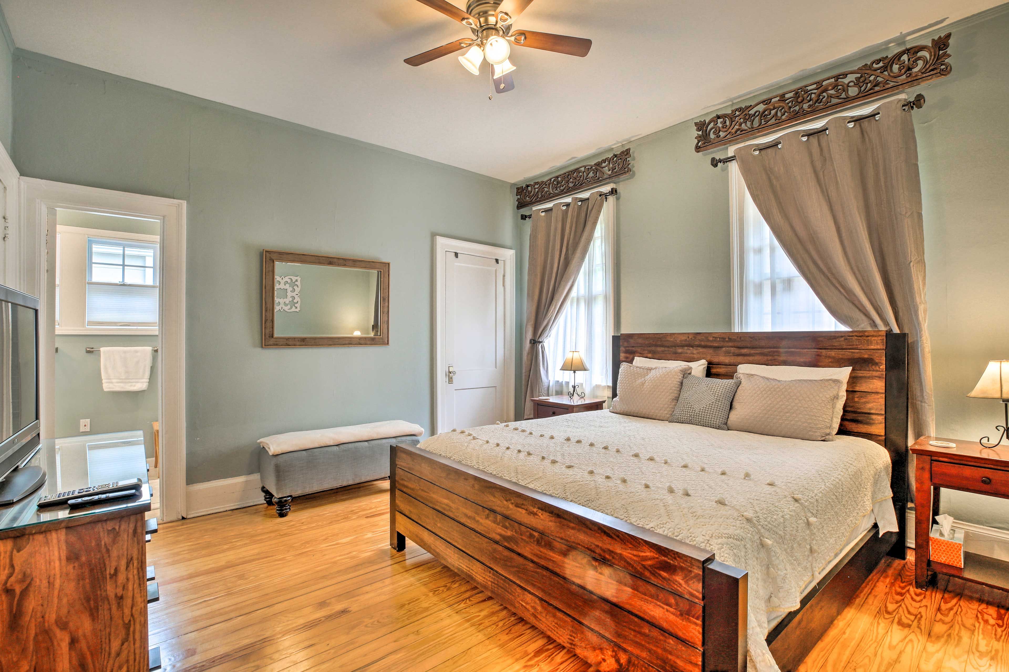 Bedroom | King Bed | En-Suite Bathroom