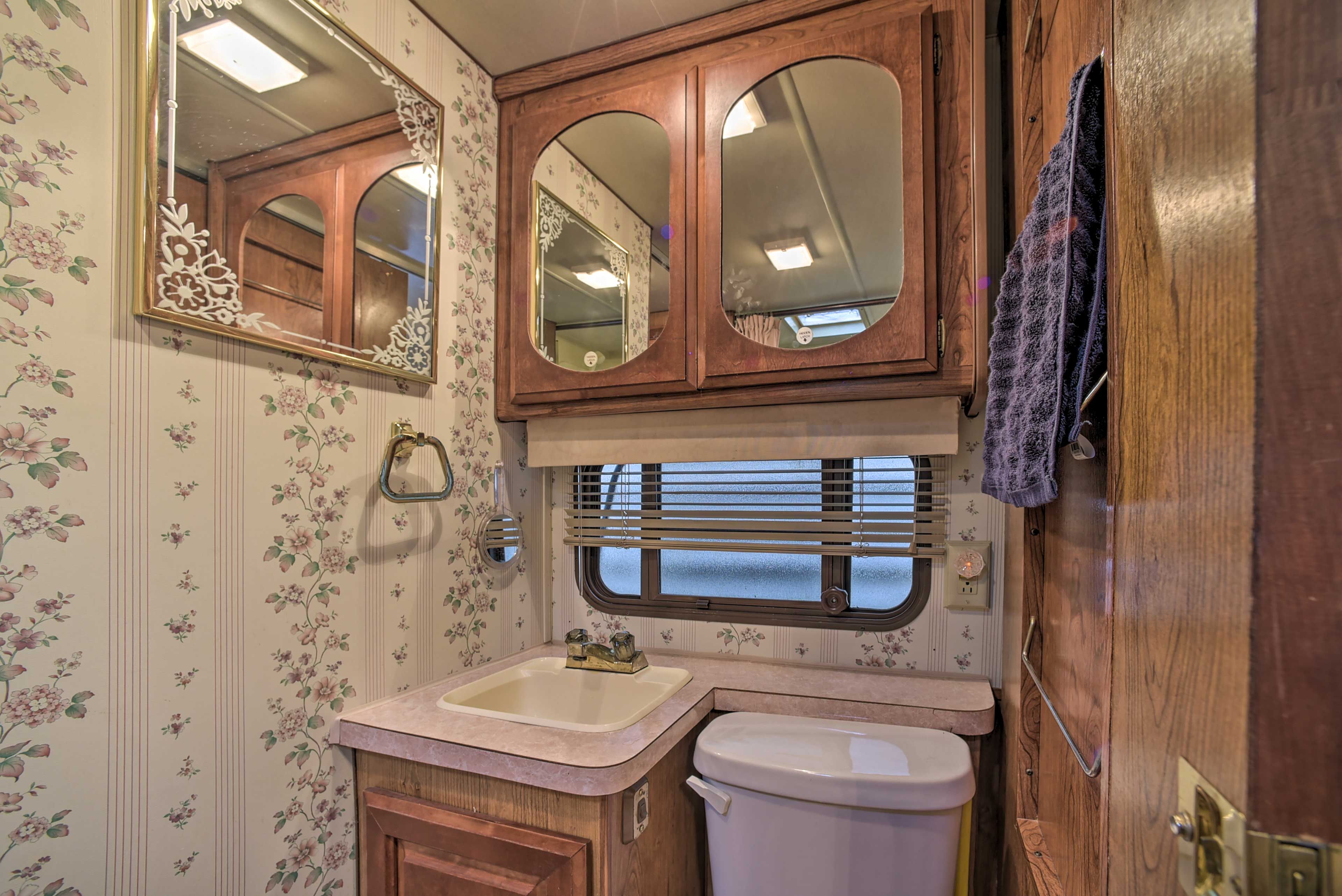 Full Bathroom | Main Level | Walk-In Shower | Towels Provided