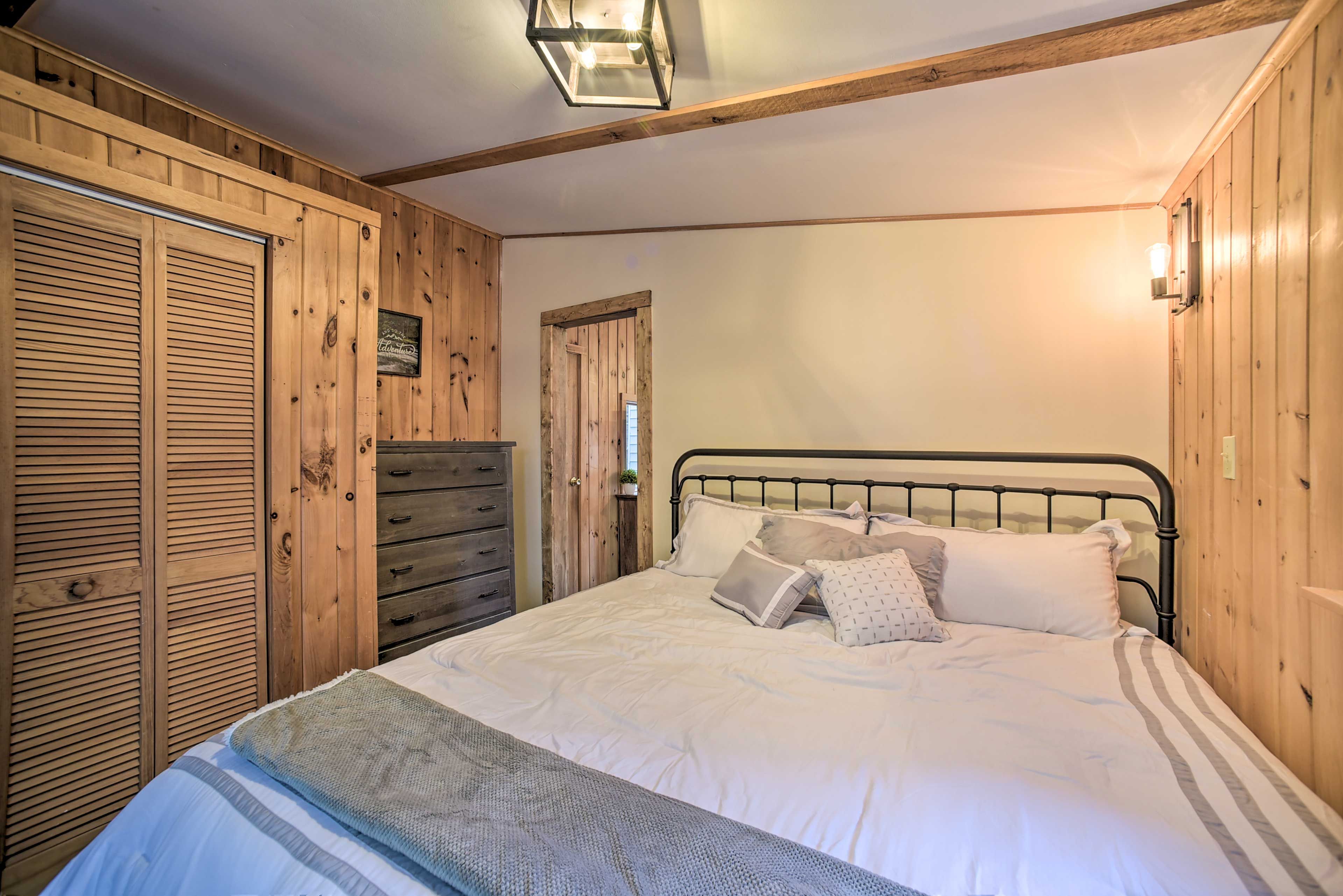 Bedroom 1 | Main Level | King Bed | Linens Provided