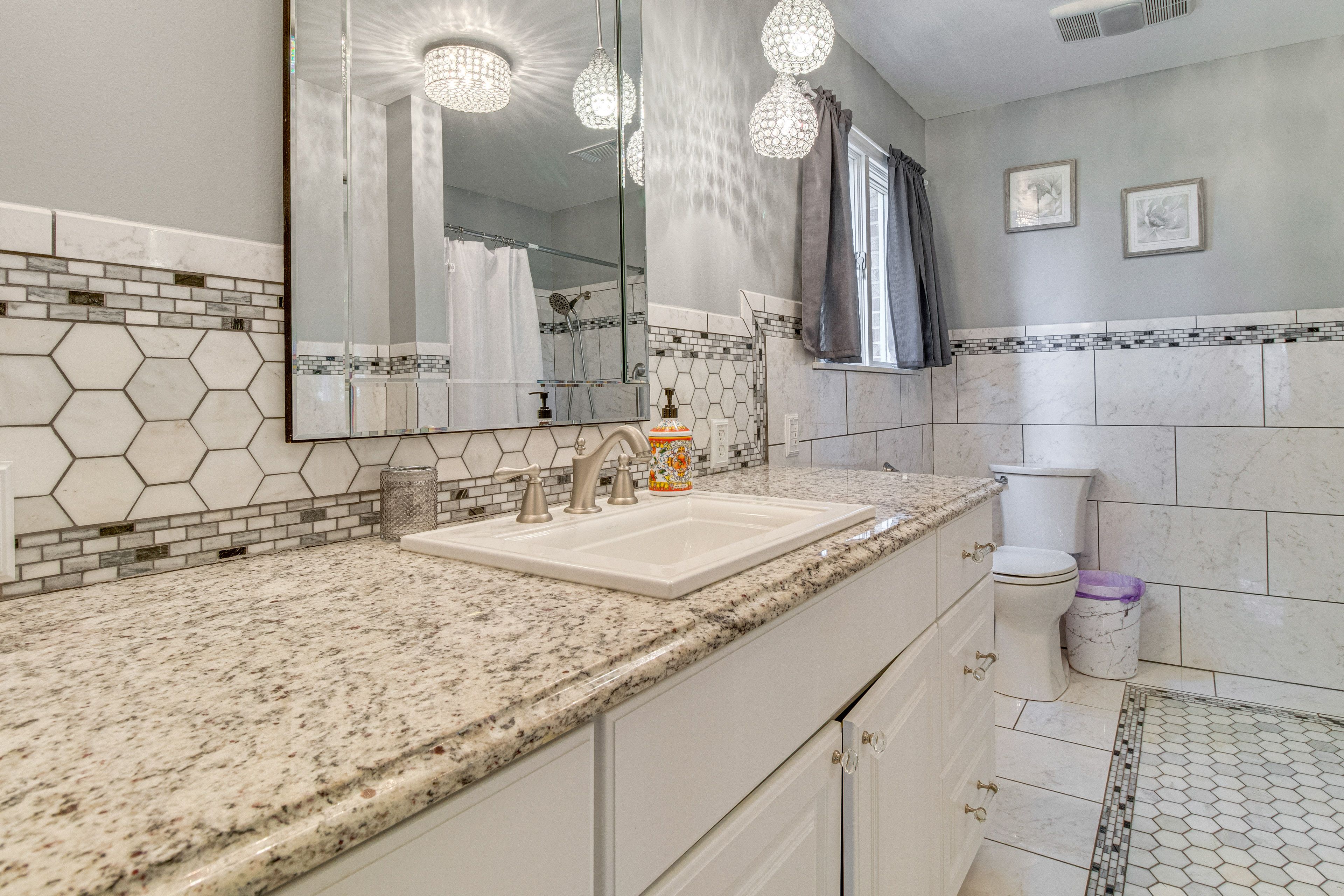 Full Bathroom | Towels Provided