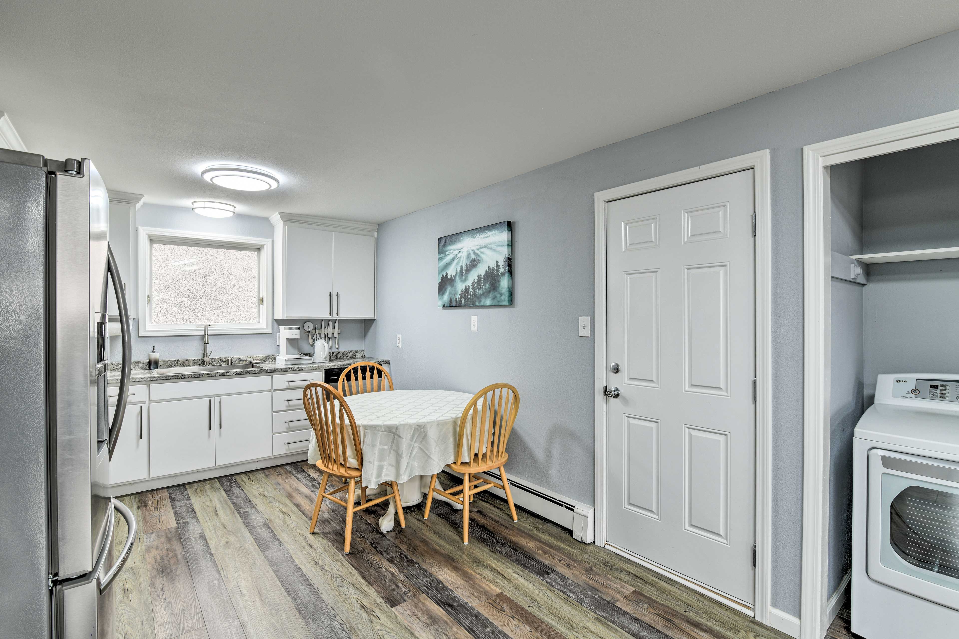 Dining Area | Dishware/Flatware Provided
