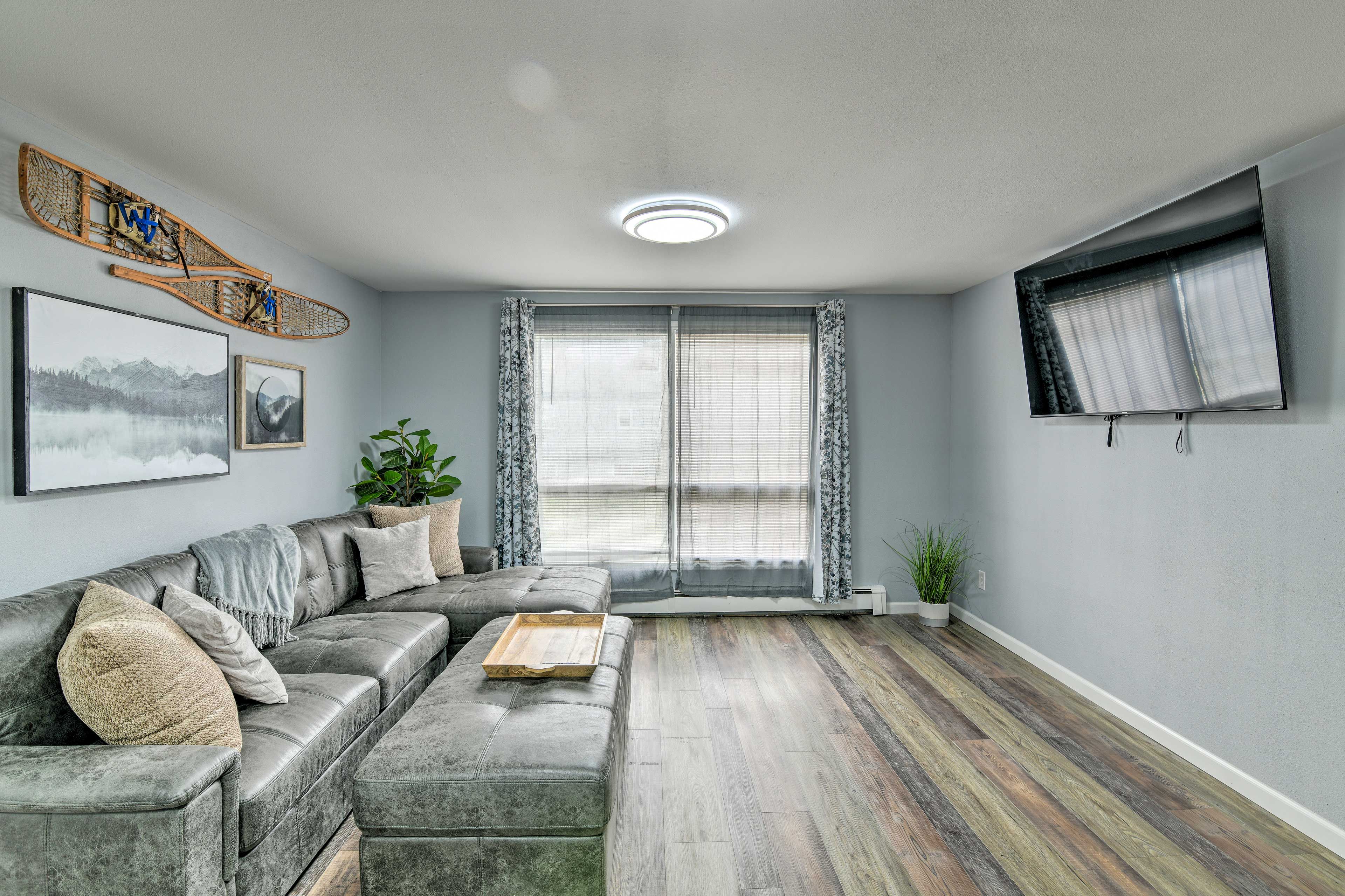 Living Room | Smart TV w/ Streaming | Free WiFi