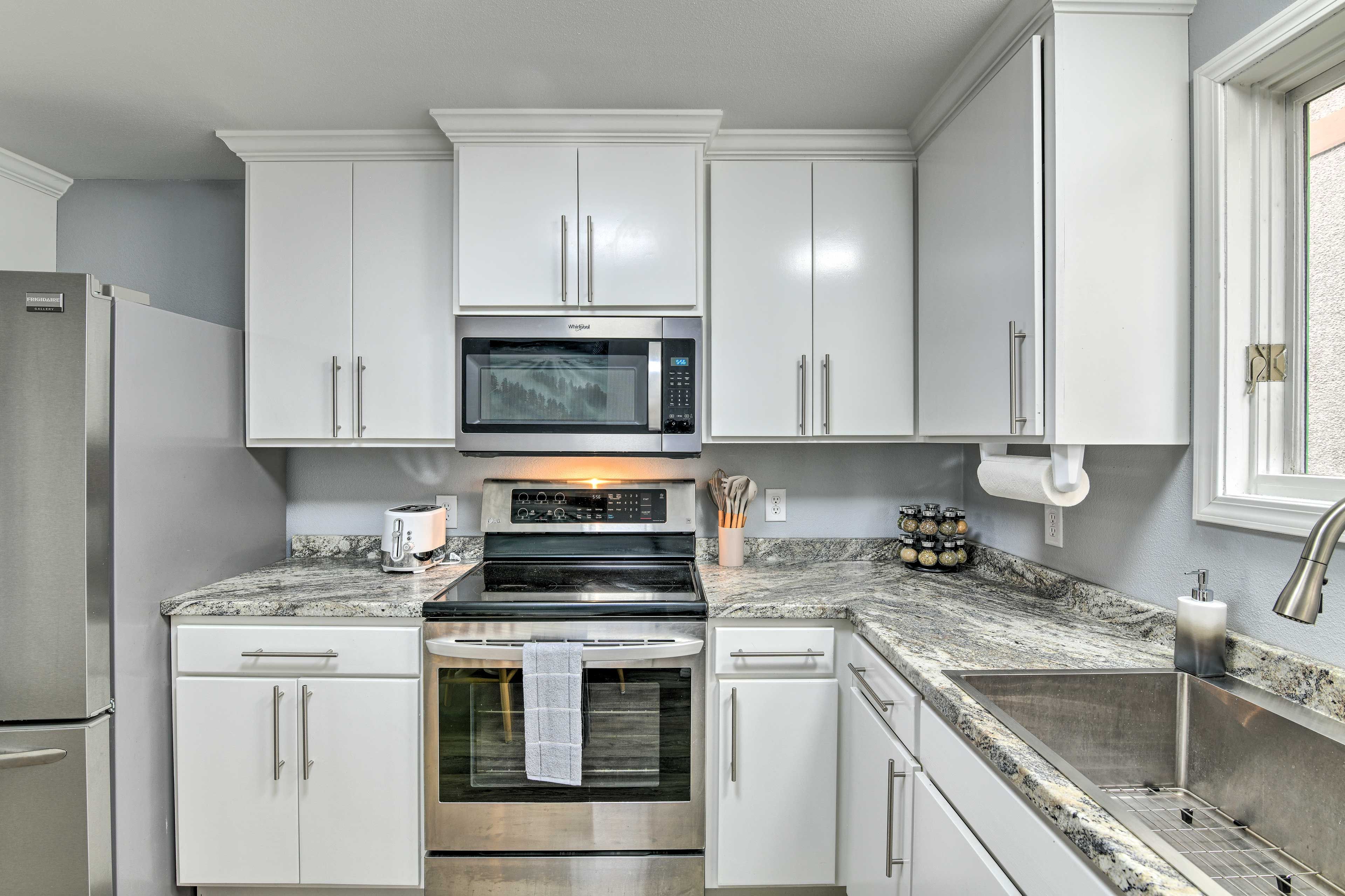 Kitchen | Trash Bags/Paper Towels Provided