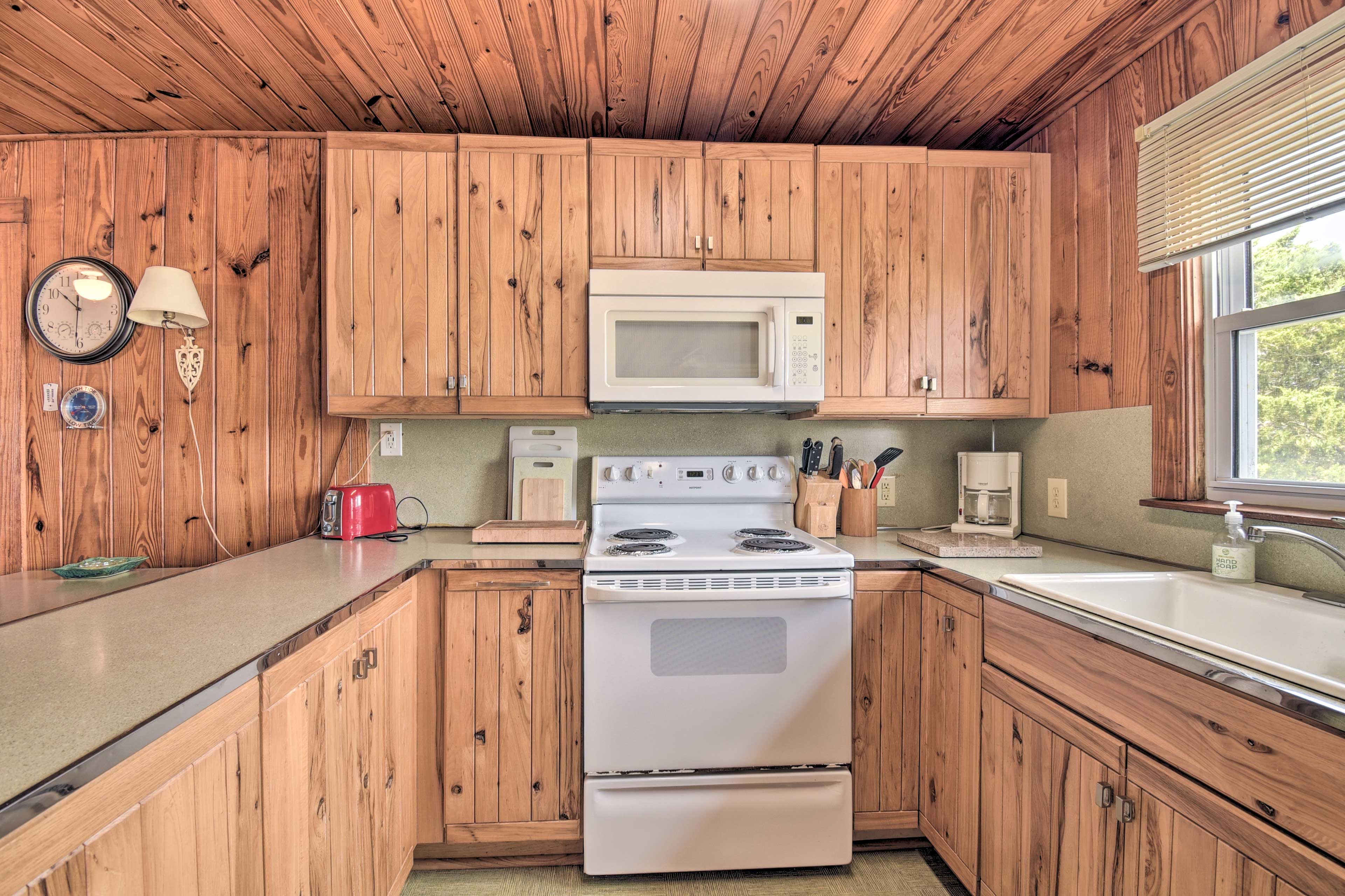 Kitchen | Fully Equipped w/ Cooking Basics