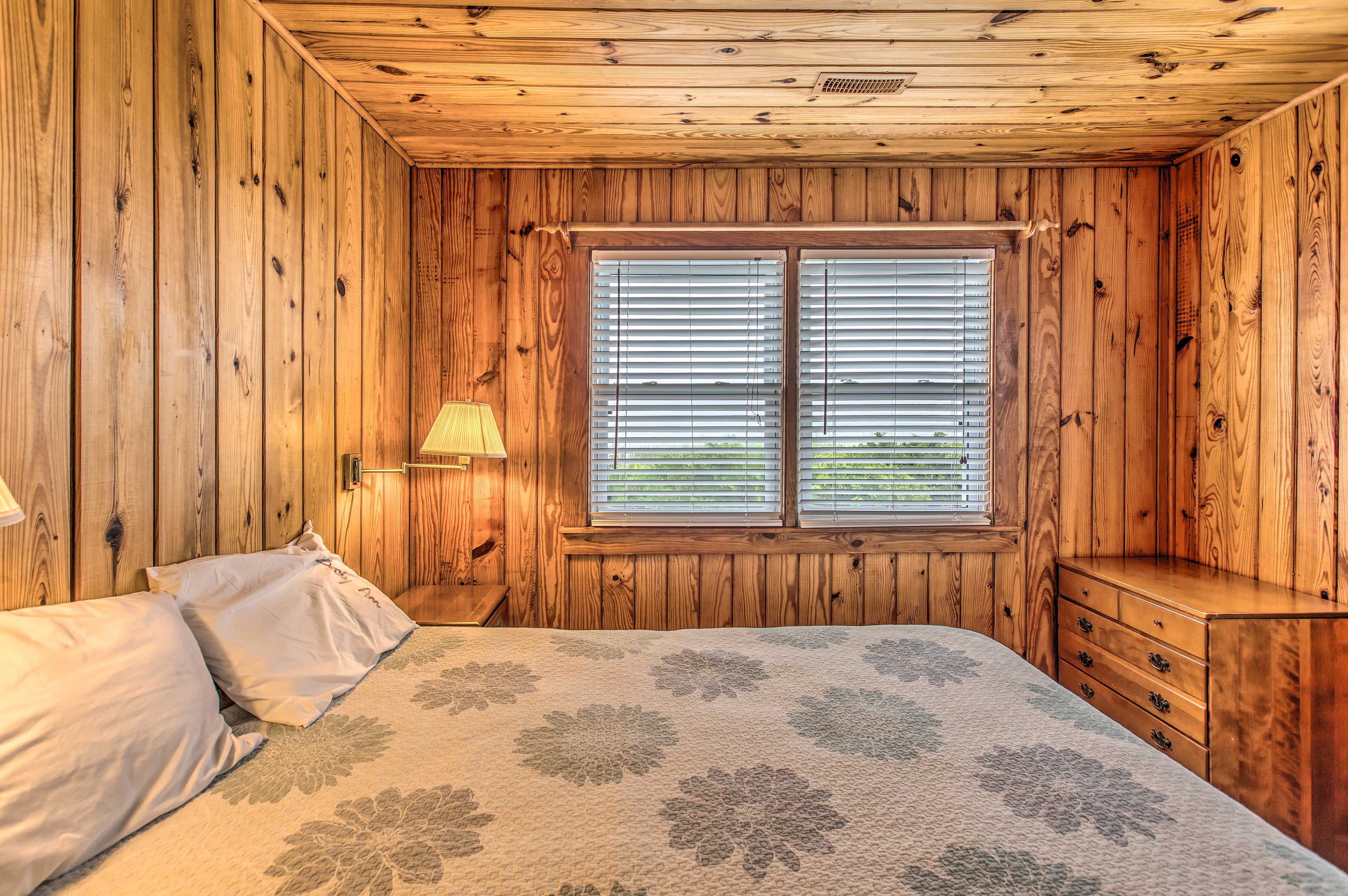 Bedroom 1 | Queen Bed