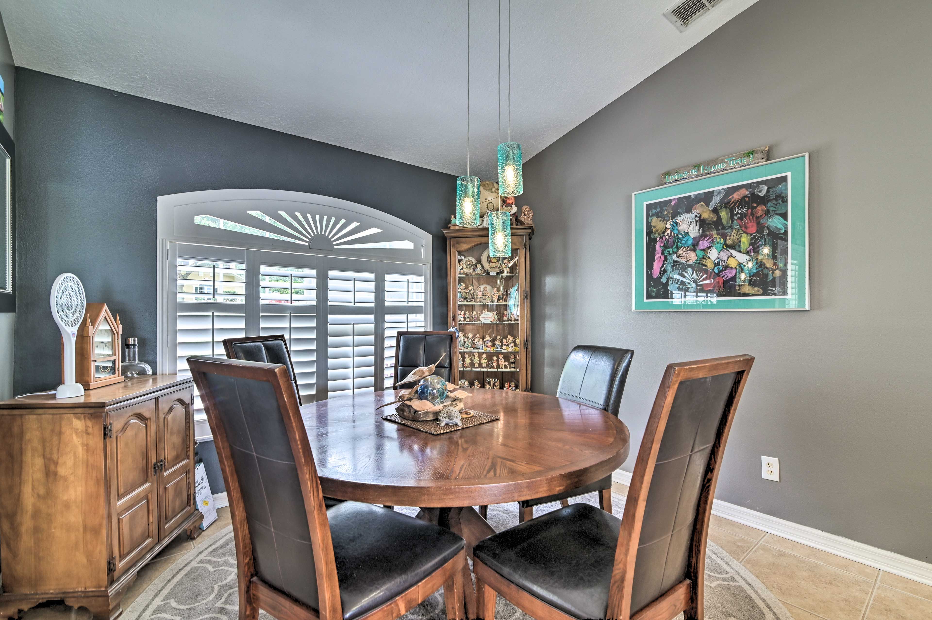 Dining Area | Dishware/Flatware Provided
