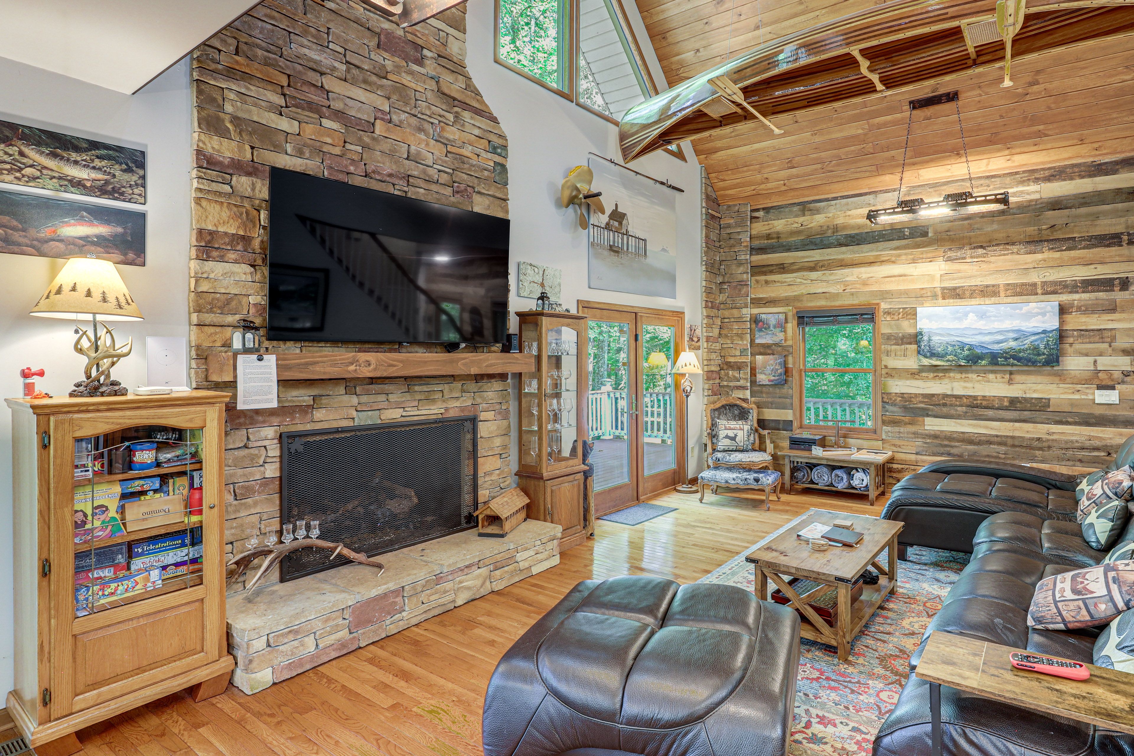 Living Room | Fireplace | Smart TV | Free WiFi