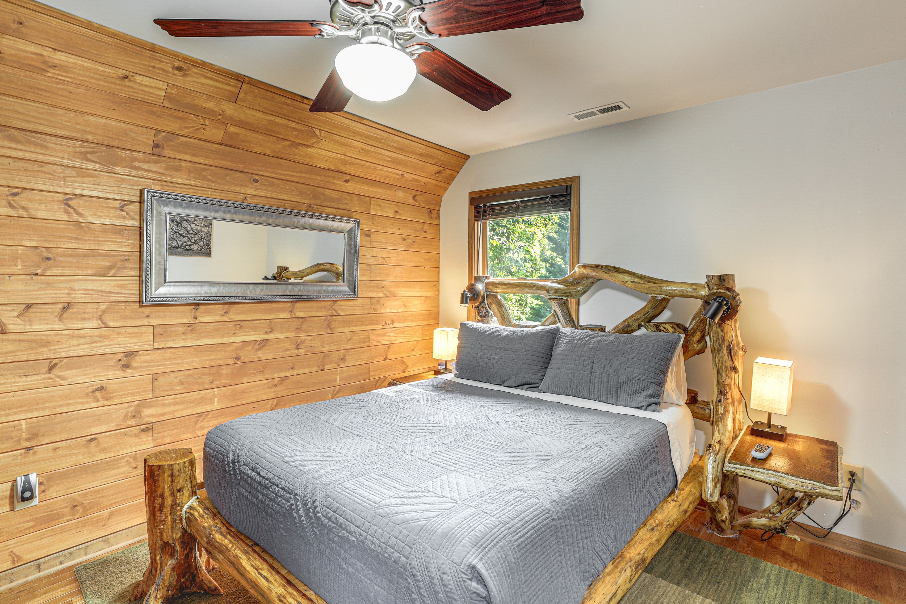 Bedroom 2 | Queen Bed