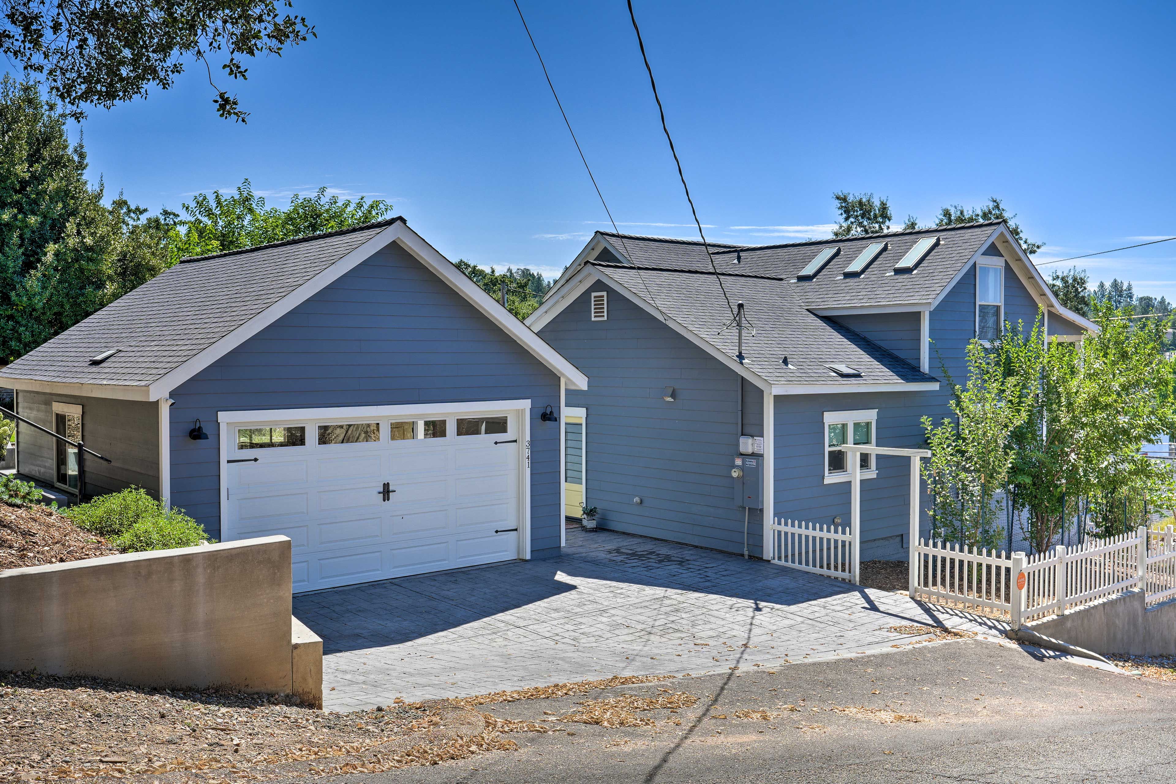 Parking | Driveway (2 Vehicles) | Garage (2 Vehicles)