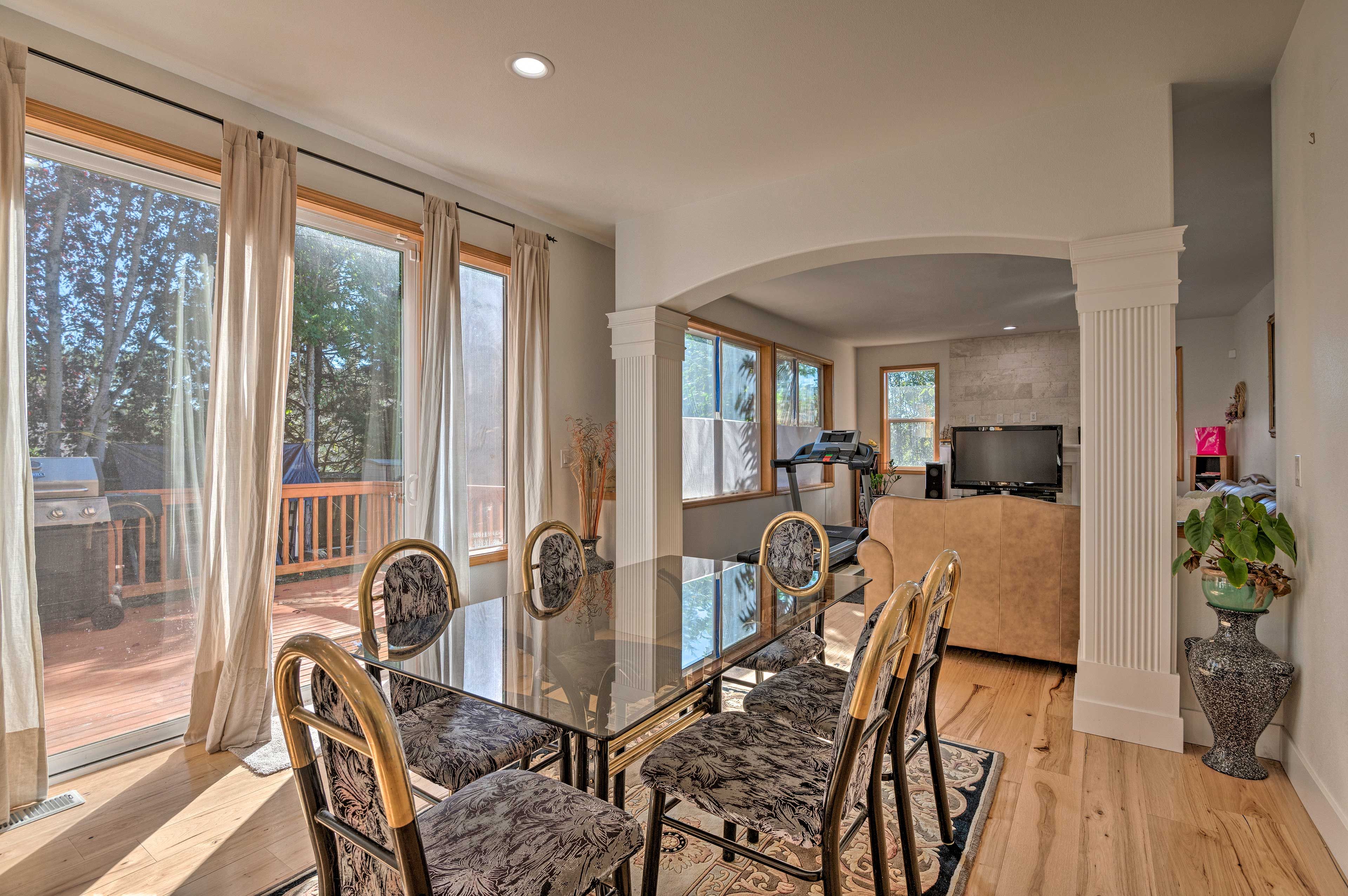 Dining Area | Dishware & Flatware Provided