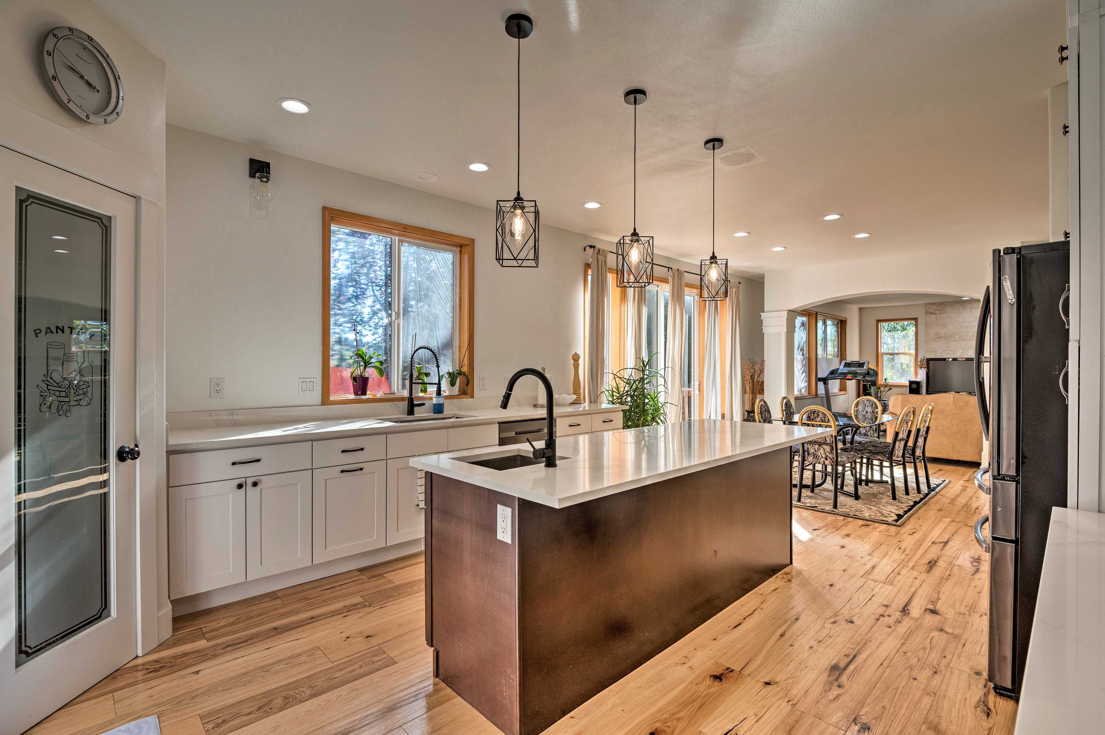 Kitchen | Fully Equipped w/ Cooking Basics