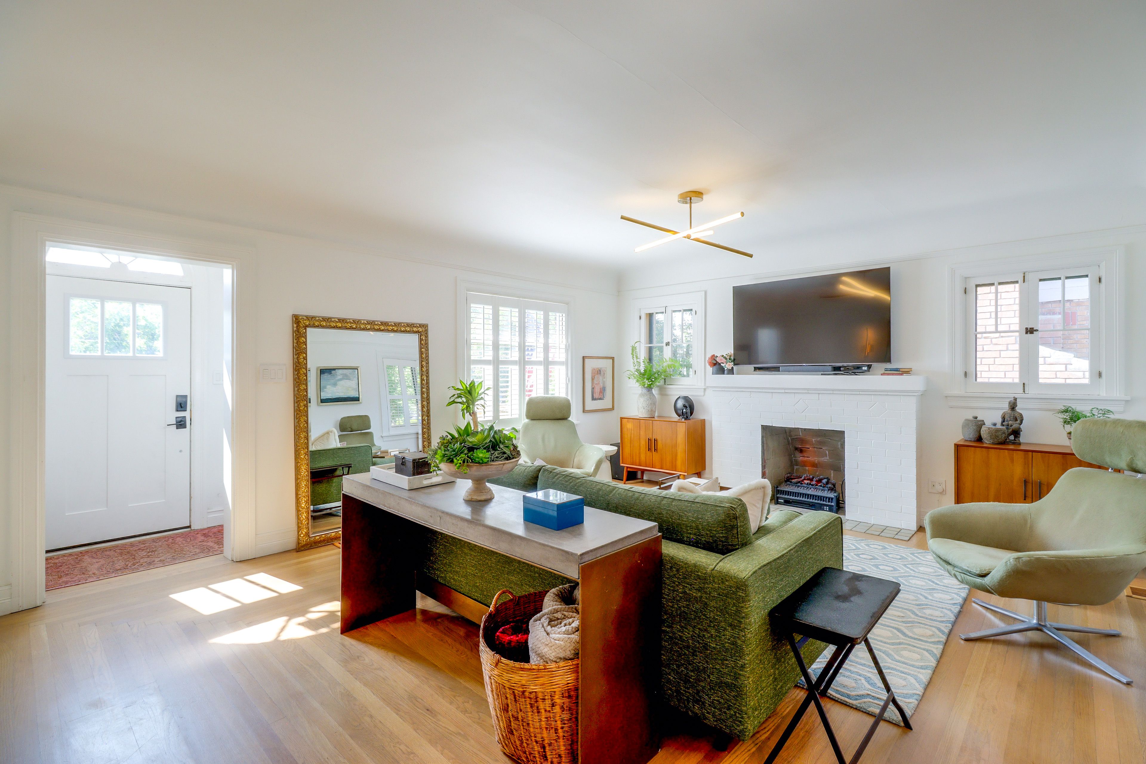 Living Room | Keyless Entry | Free WiFi