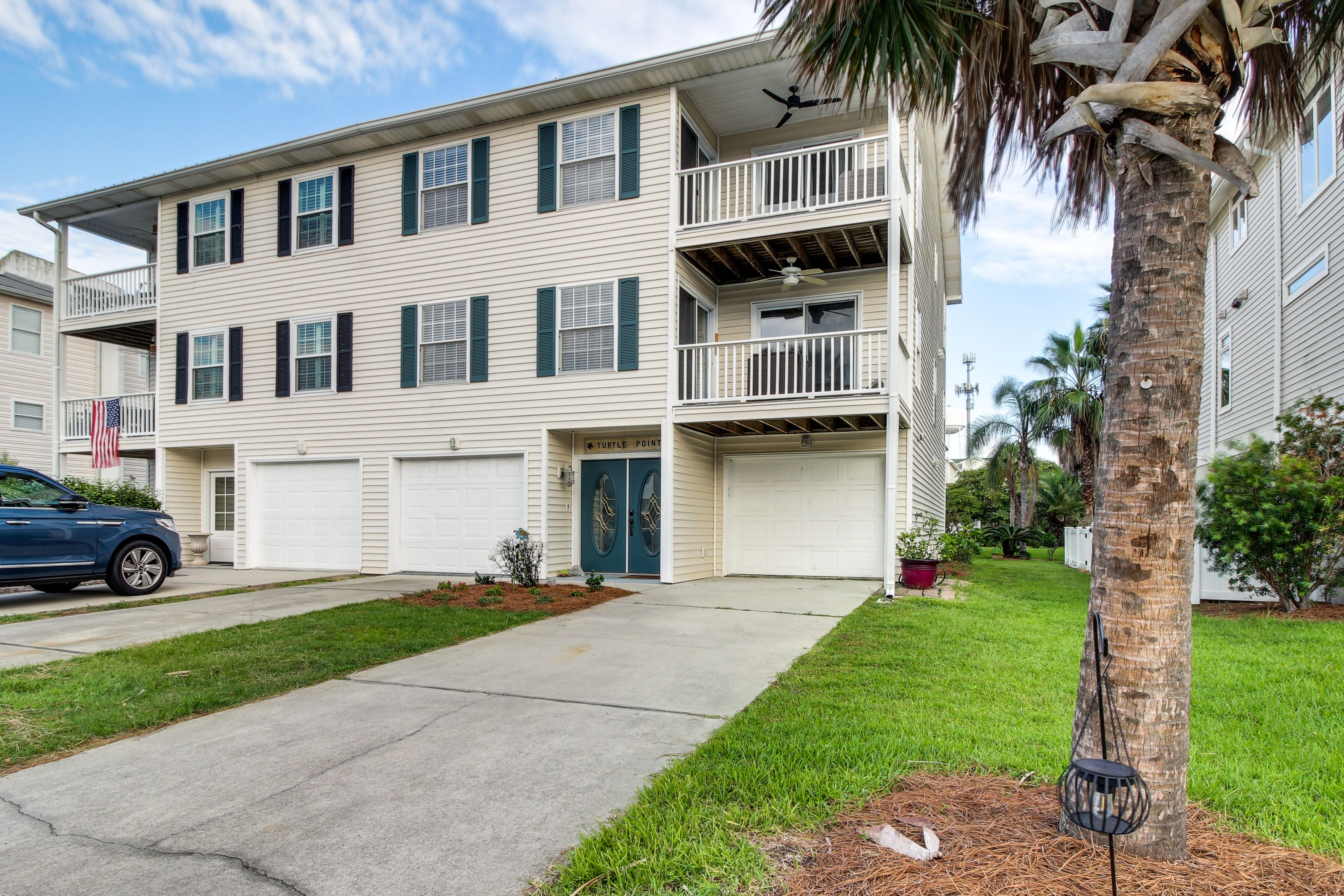 Home Exterior | Driveway Parking (5 Vehicles) | Garage Parking (1 Vehicle)