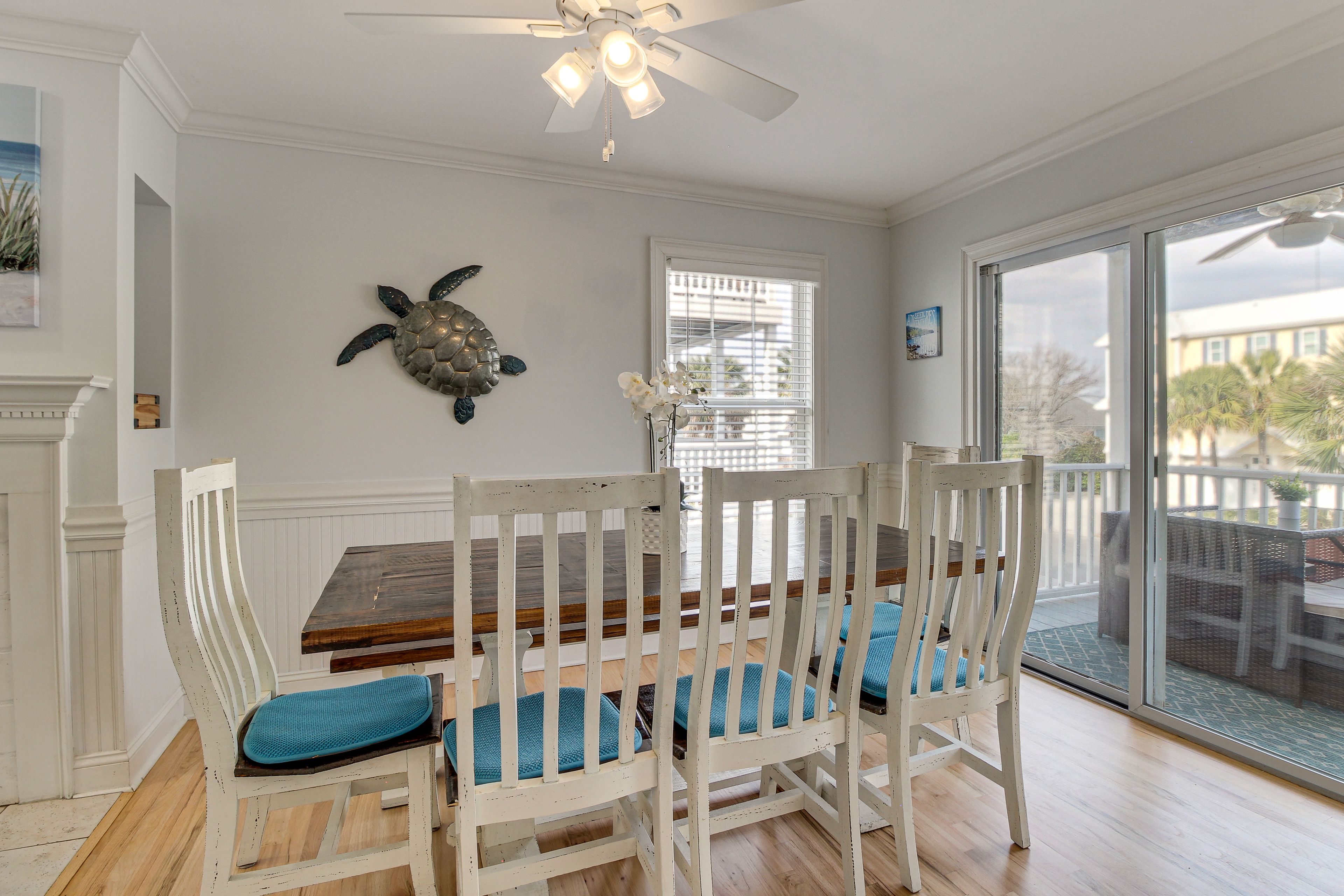 Dining Area | Dishware & Flatware Provided