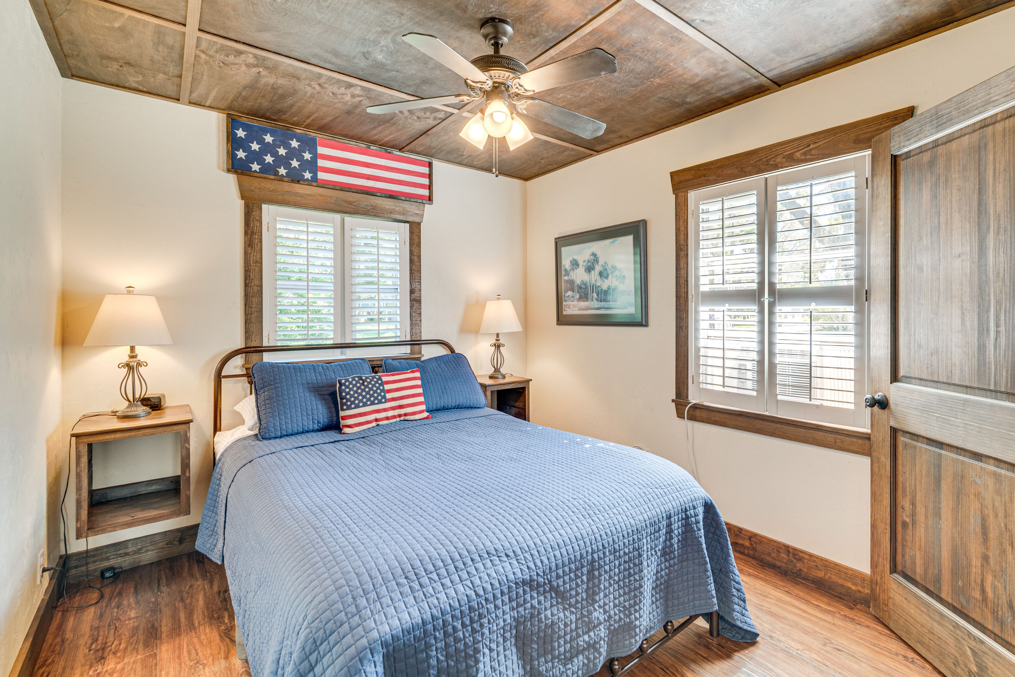 Bedroom 1 | Queen Bed