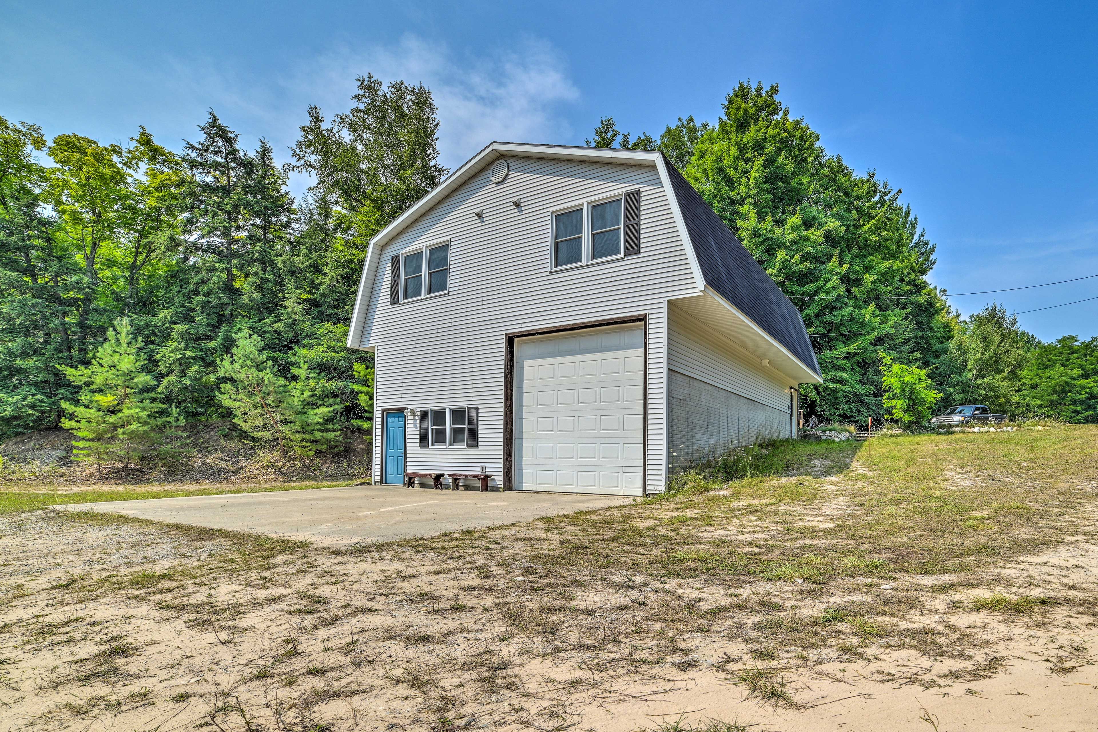 Parking | Driveway (15 Vehicles) | RV/Trailer/Boat Parking