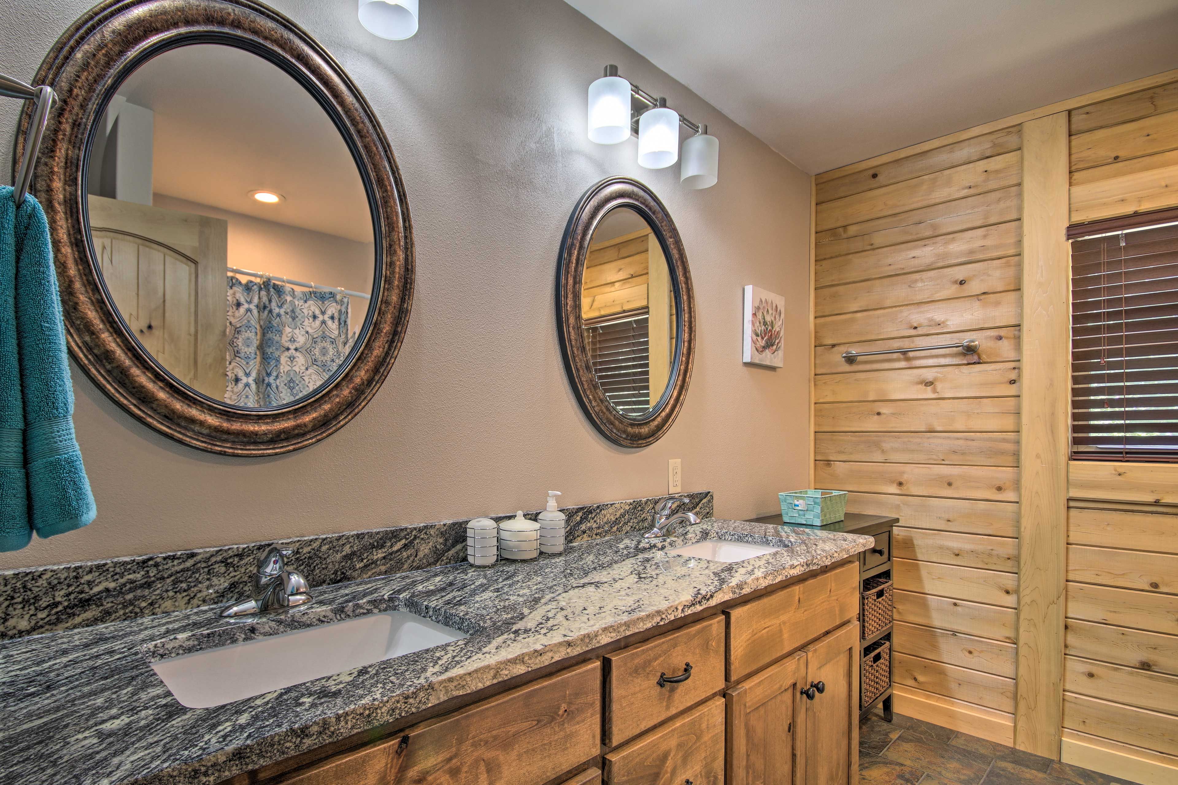 Full Bathroom | 1st Floor | Complimentary Toiletries