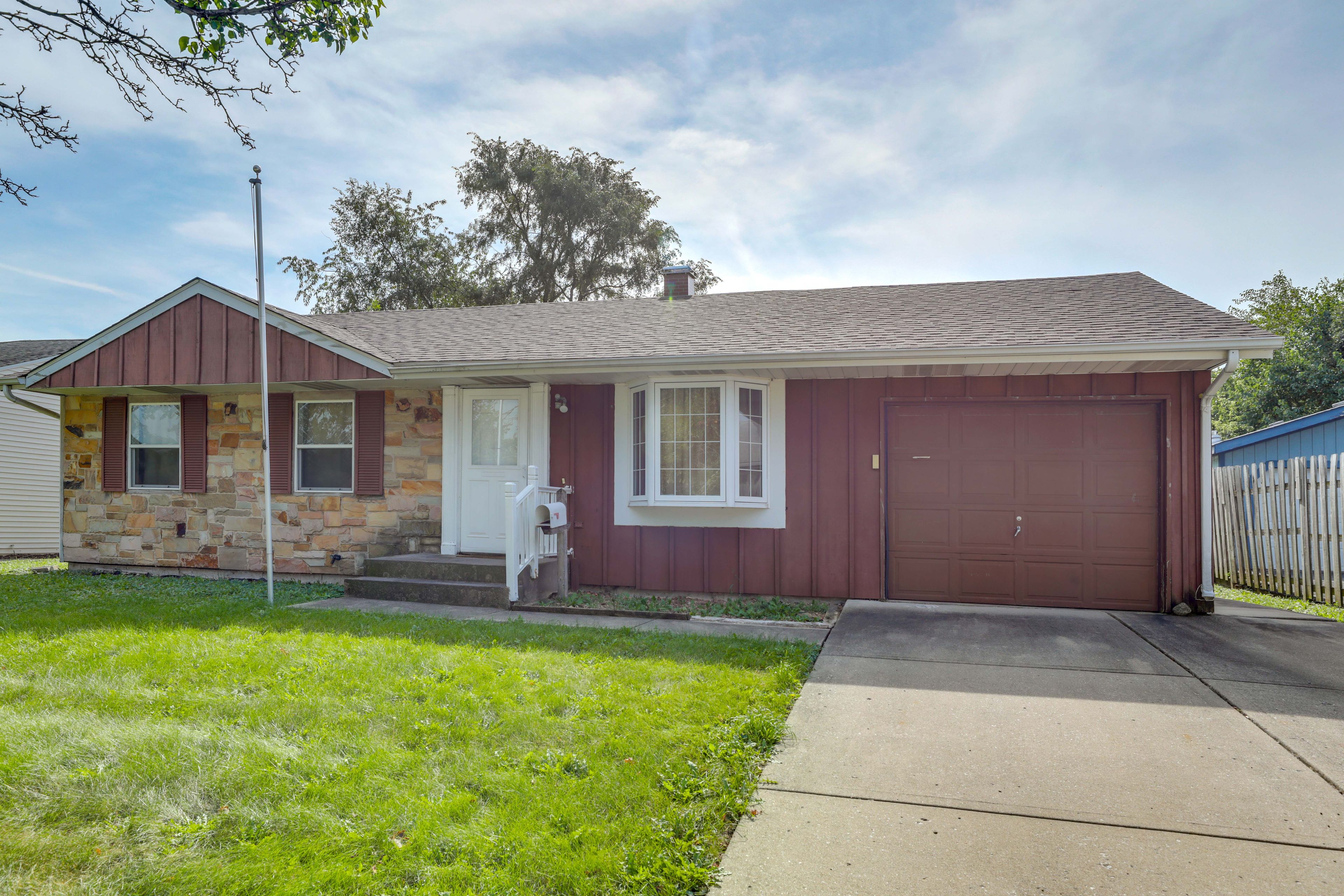 Glendale Heights Vacation Rental | 3BR | 2BA | 972 Sq Ft | 2 Steps to Access