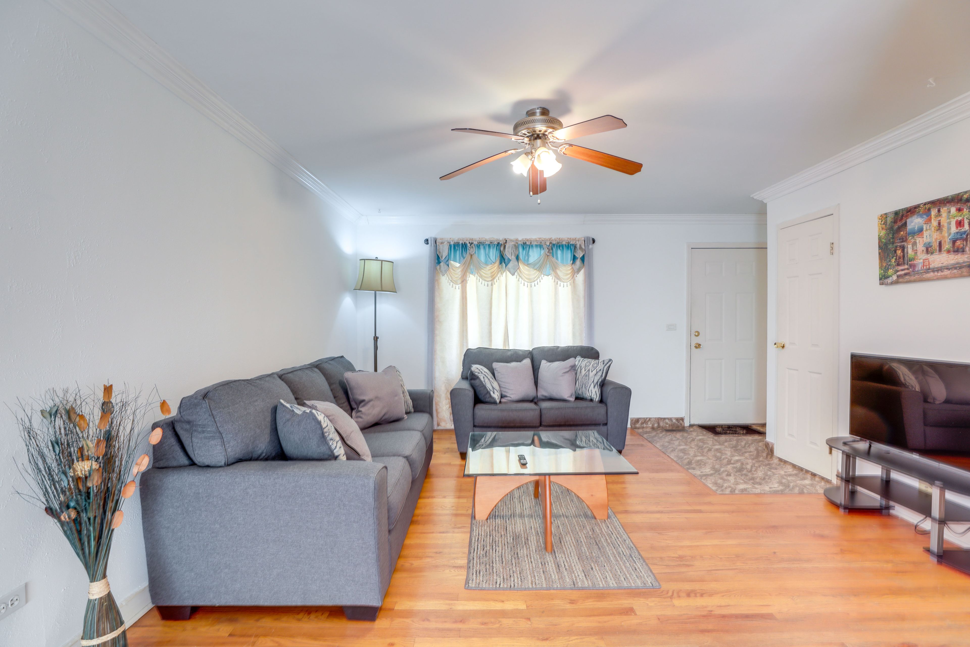 Living Room | Free WiFi | Central A/C | Smart TV