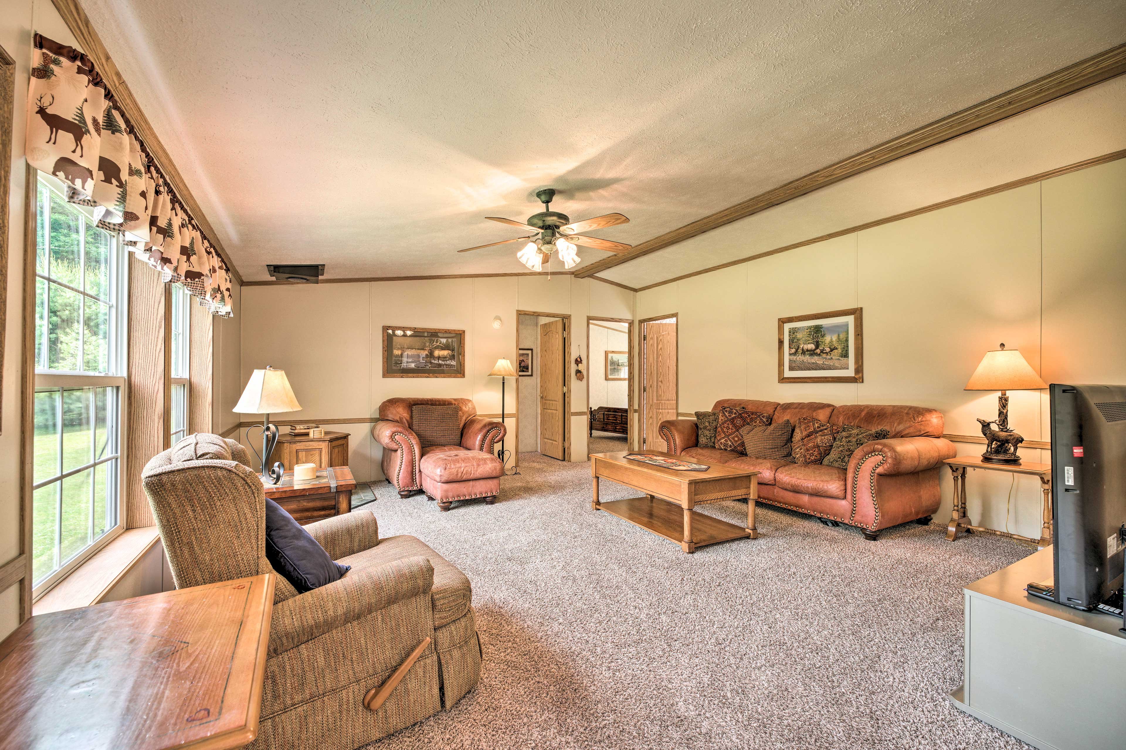 Living Room | Central A/C & Heating | Free WiFi