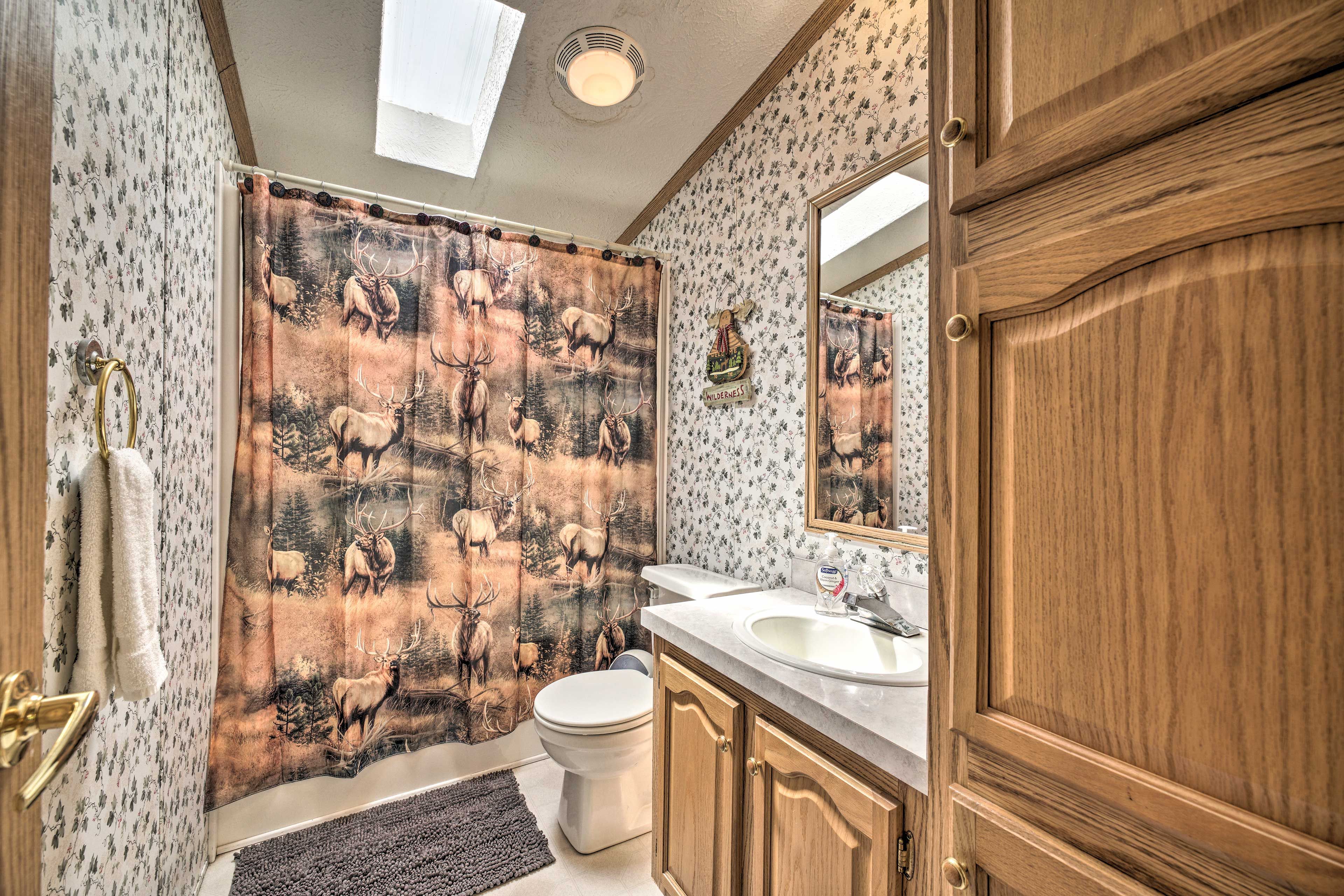 Full Bathroom | Towels Provided