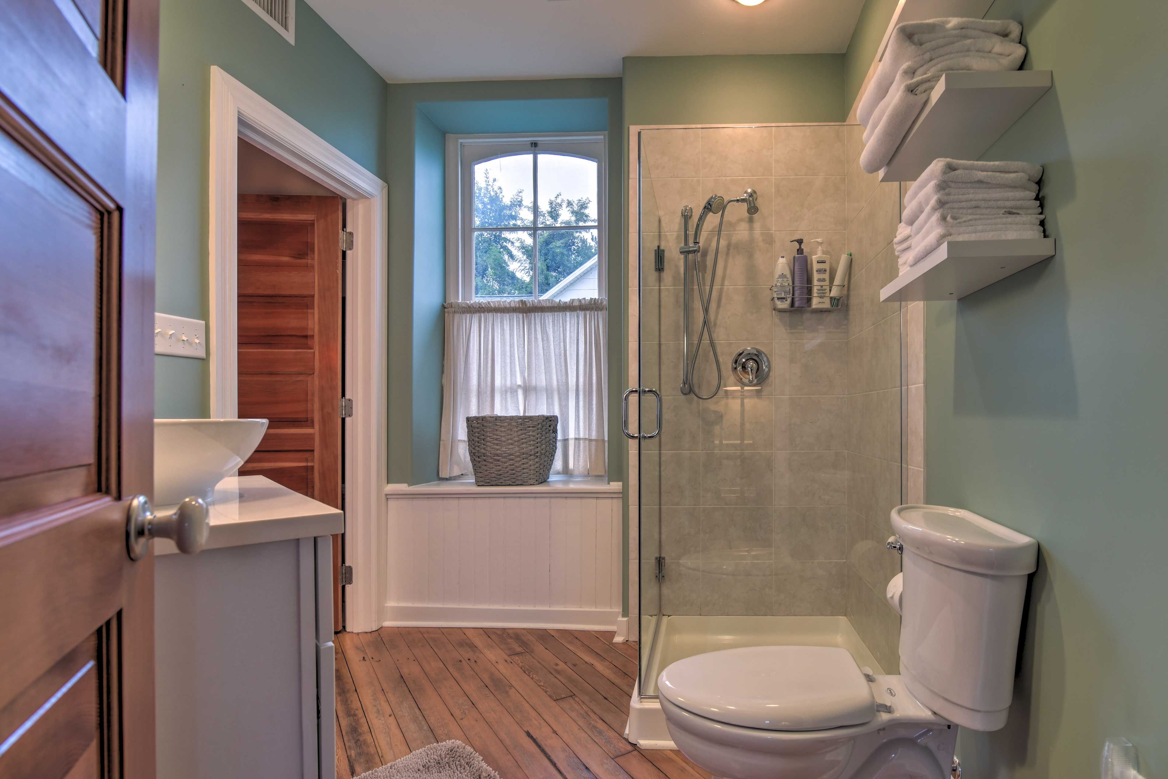 Full Bathroom | Towels Provided
