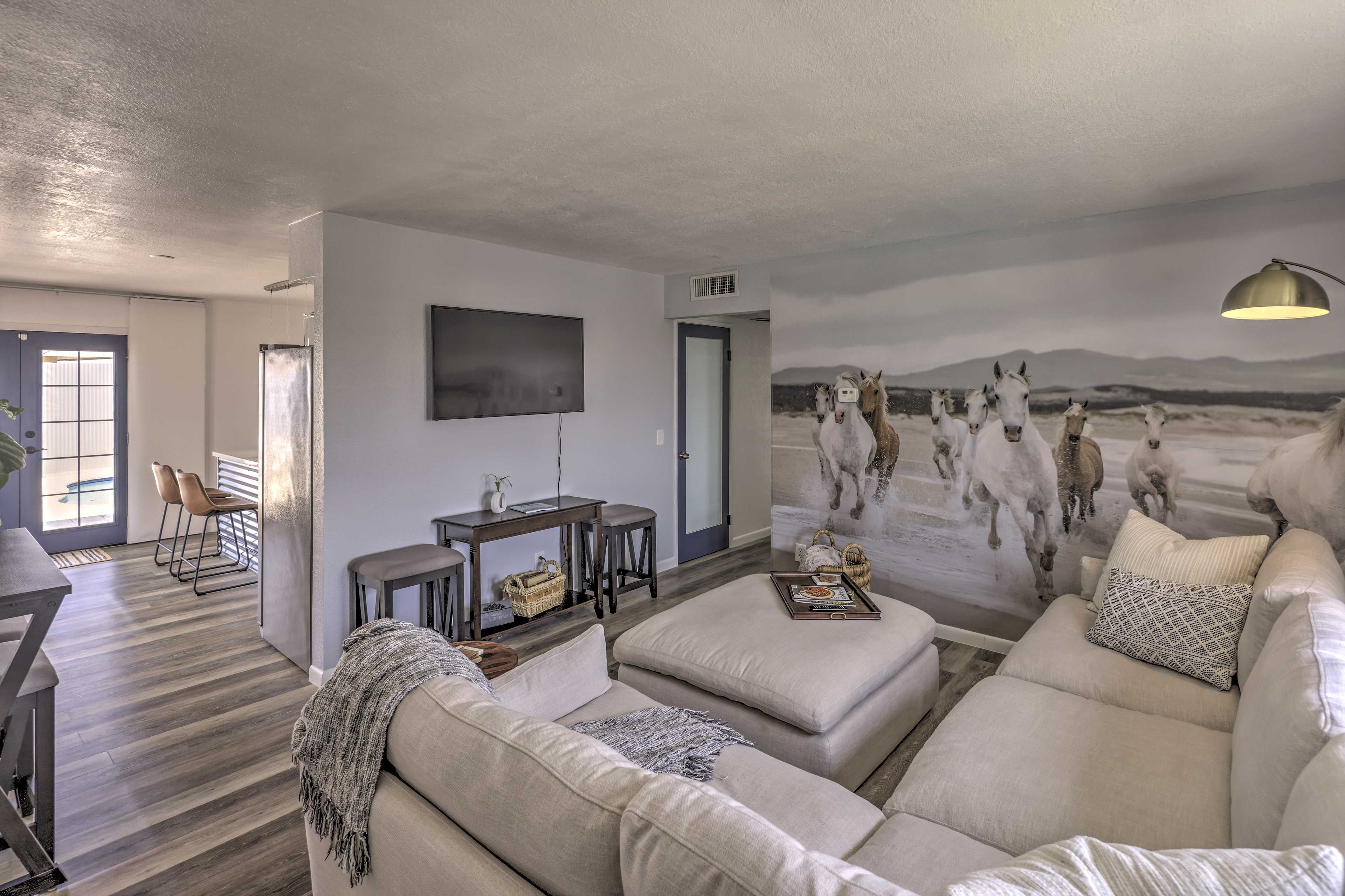 2nd Floor Living Room | Smart TV