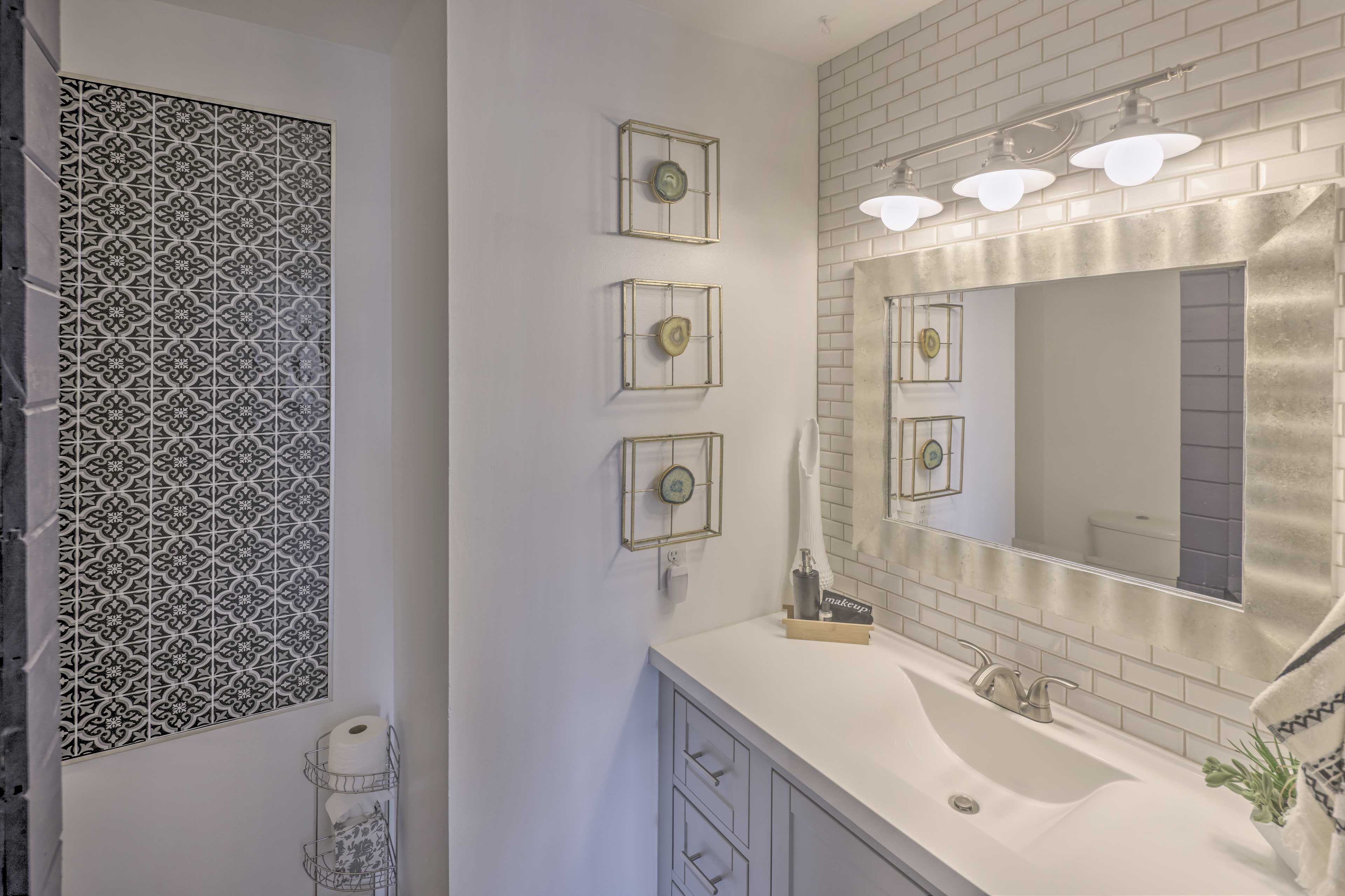 Full Bathroom | Towels Provided