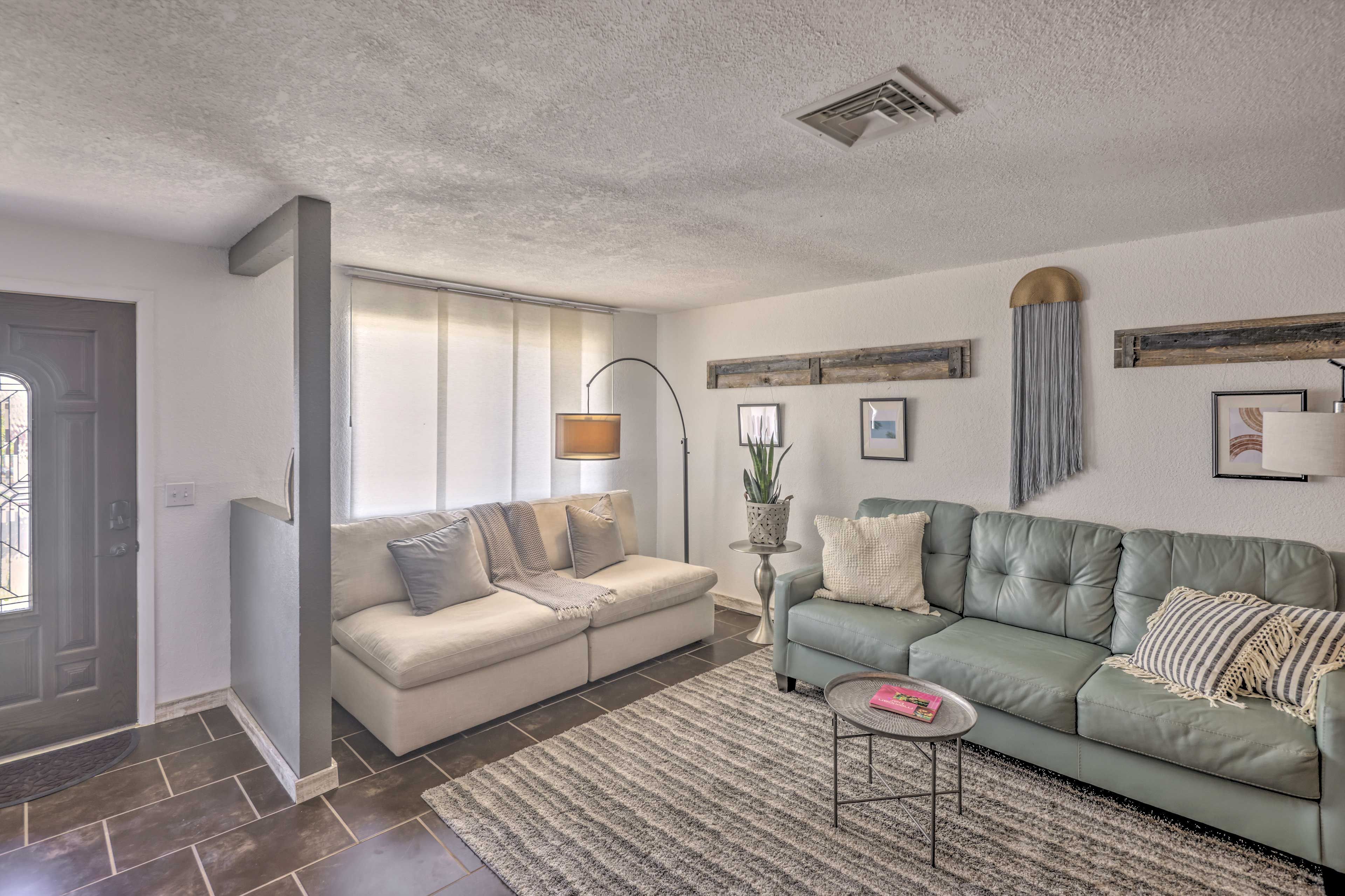 1st Floor Living Room | Free WiFi