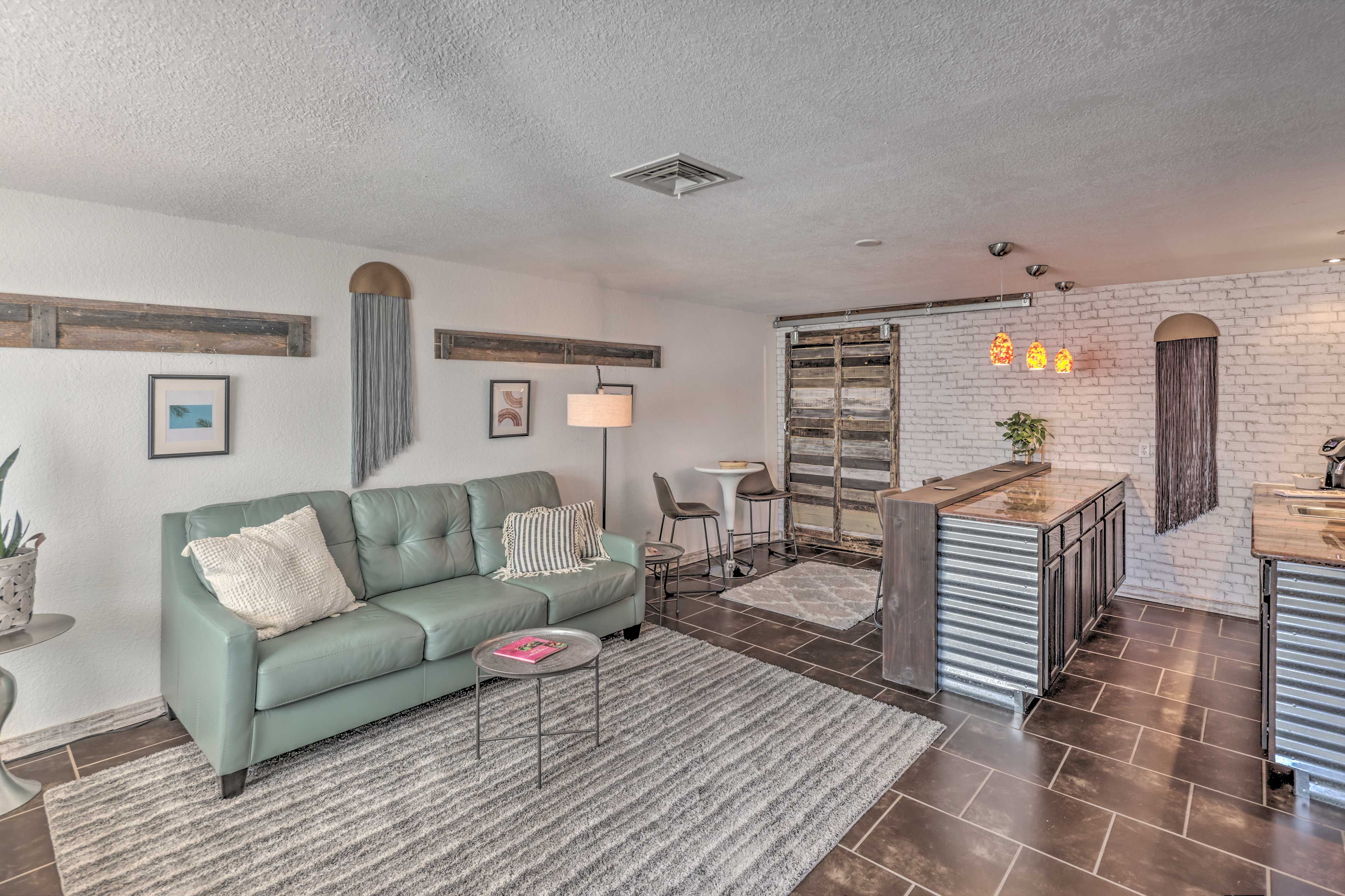 1st Floor Living Room | Wet Bar