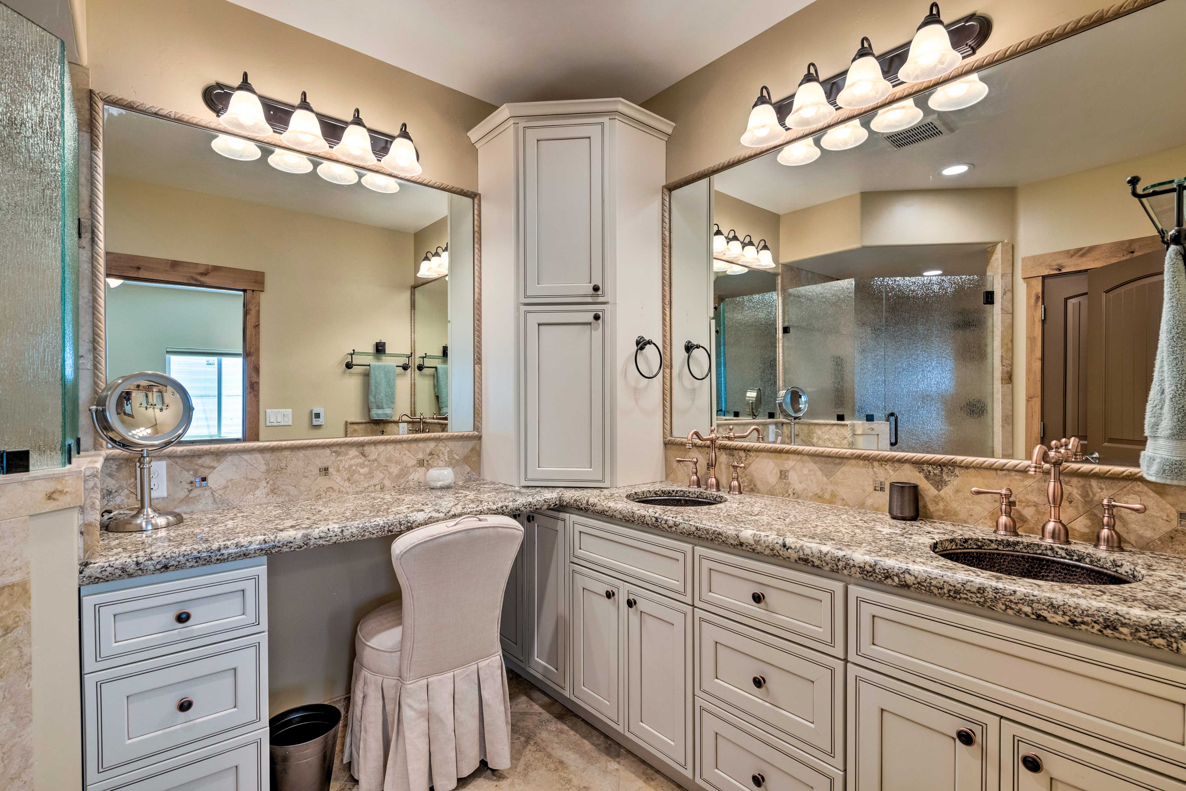 En-Suite Bathroom | Linens & Towels | Complimentary Toiletries | Hair Dryer