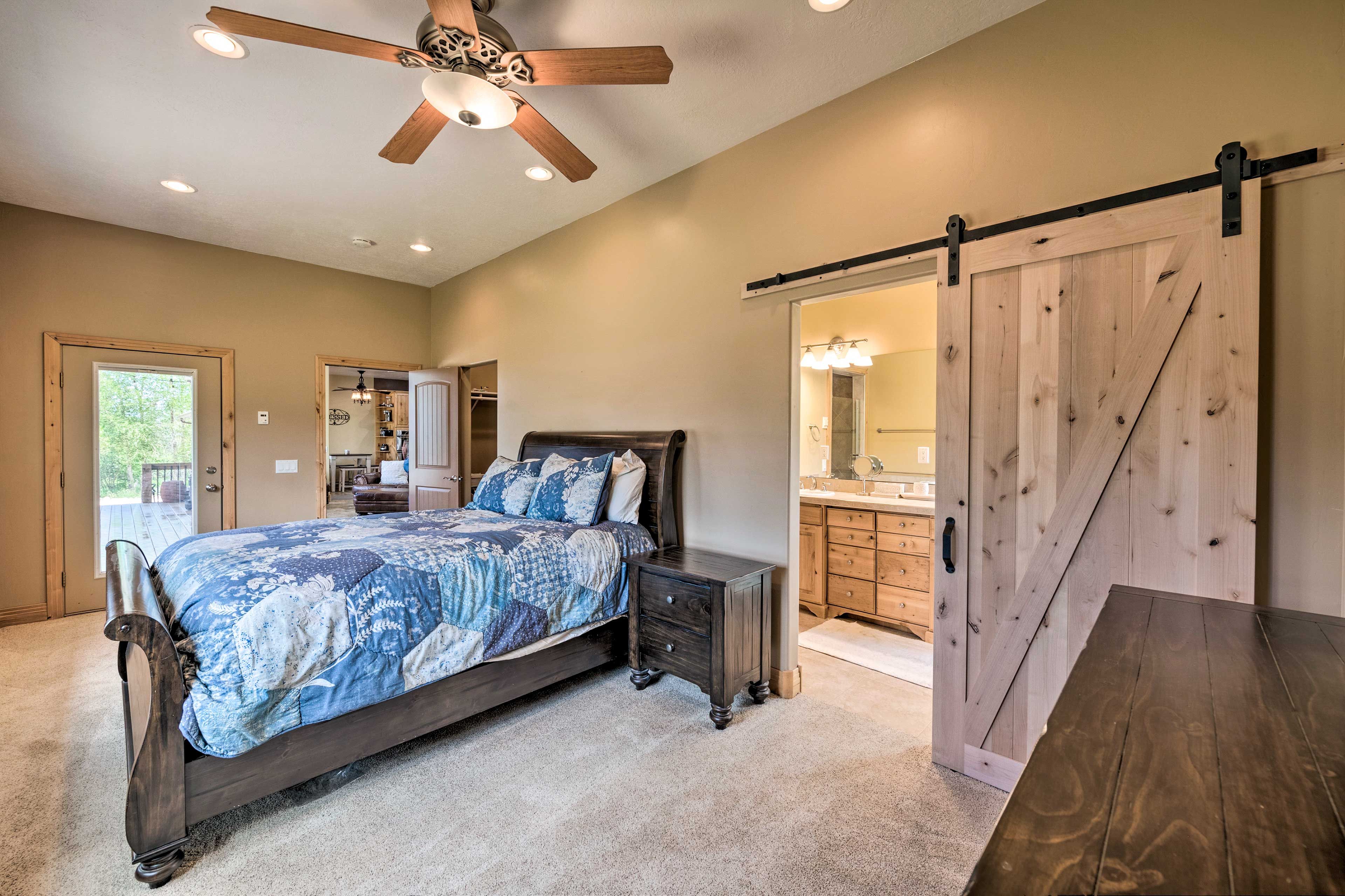 Bedroom 2 | Queen Bed | Main Floor | En-Suite Bathroom