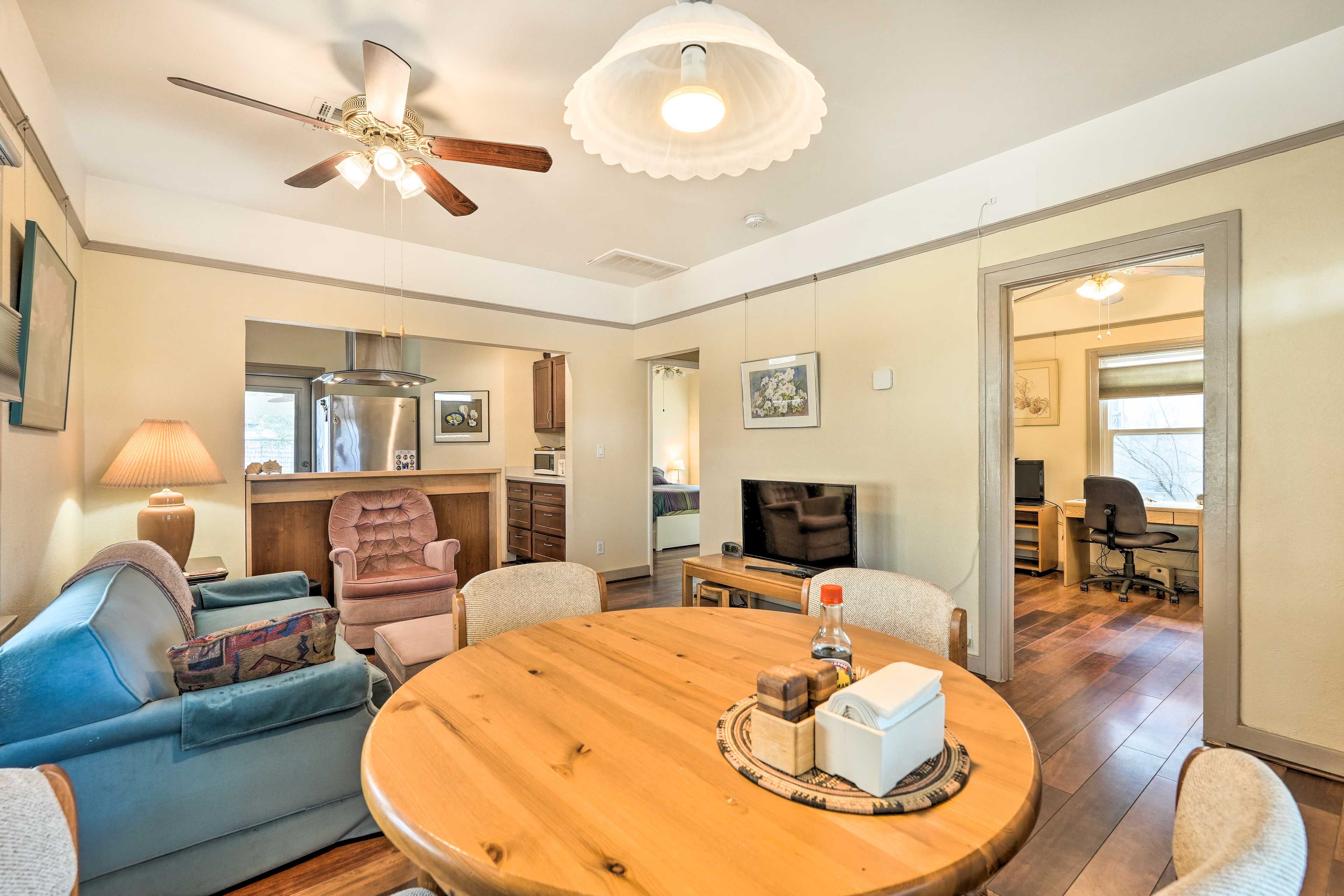 Living Room | Queen Sleeper Sofa | Central A/C | Free WiFi (High Speed) | Smart TV