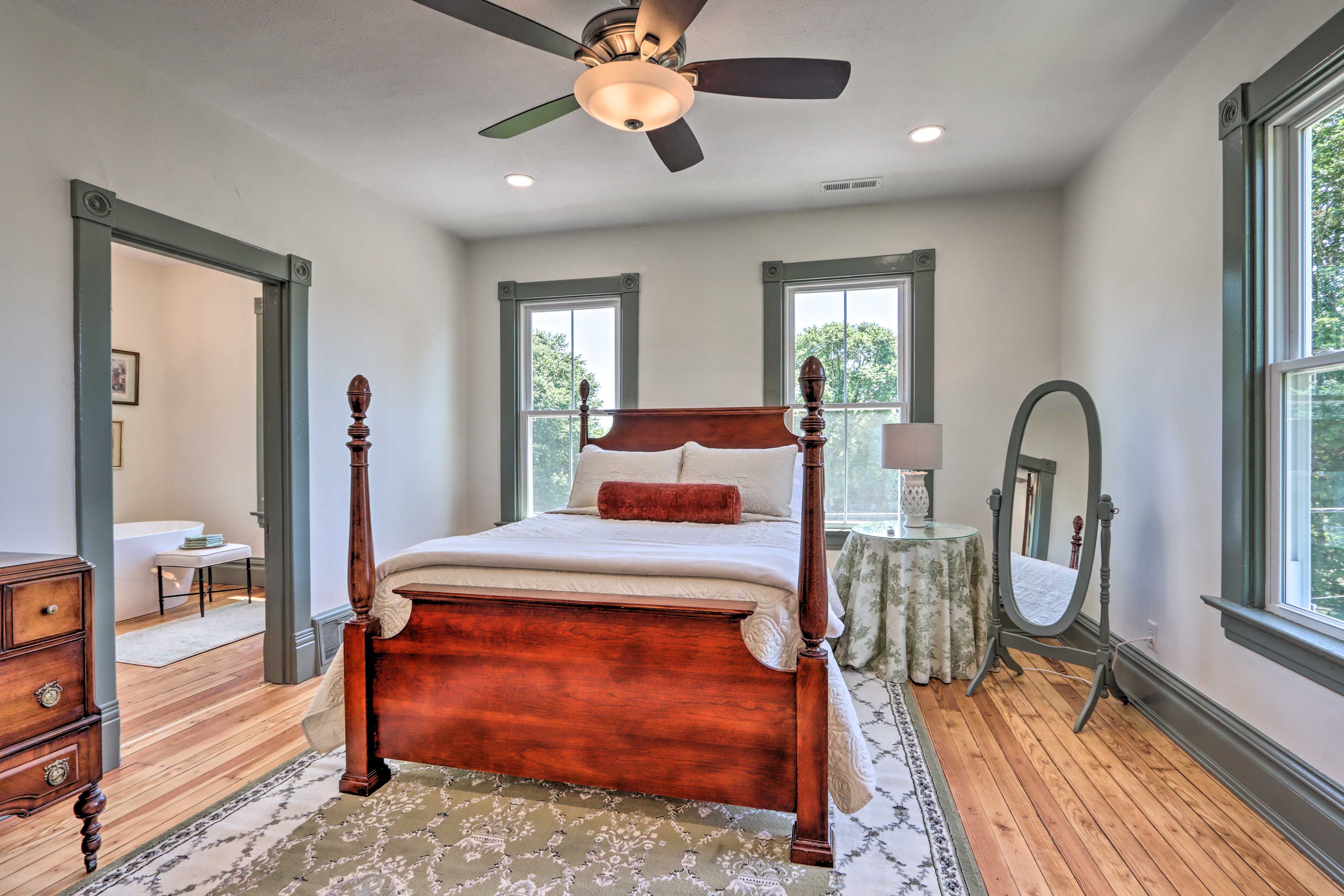 Bedroom 1 | Queen Bed