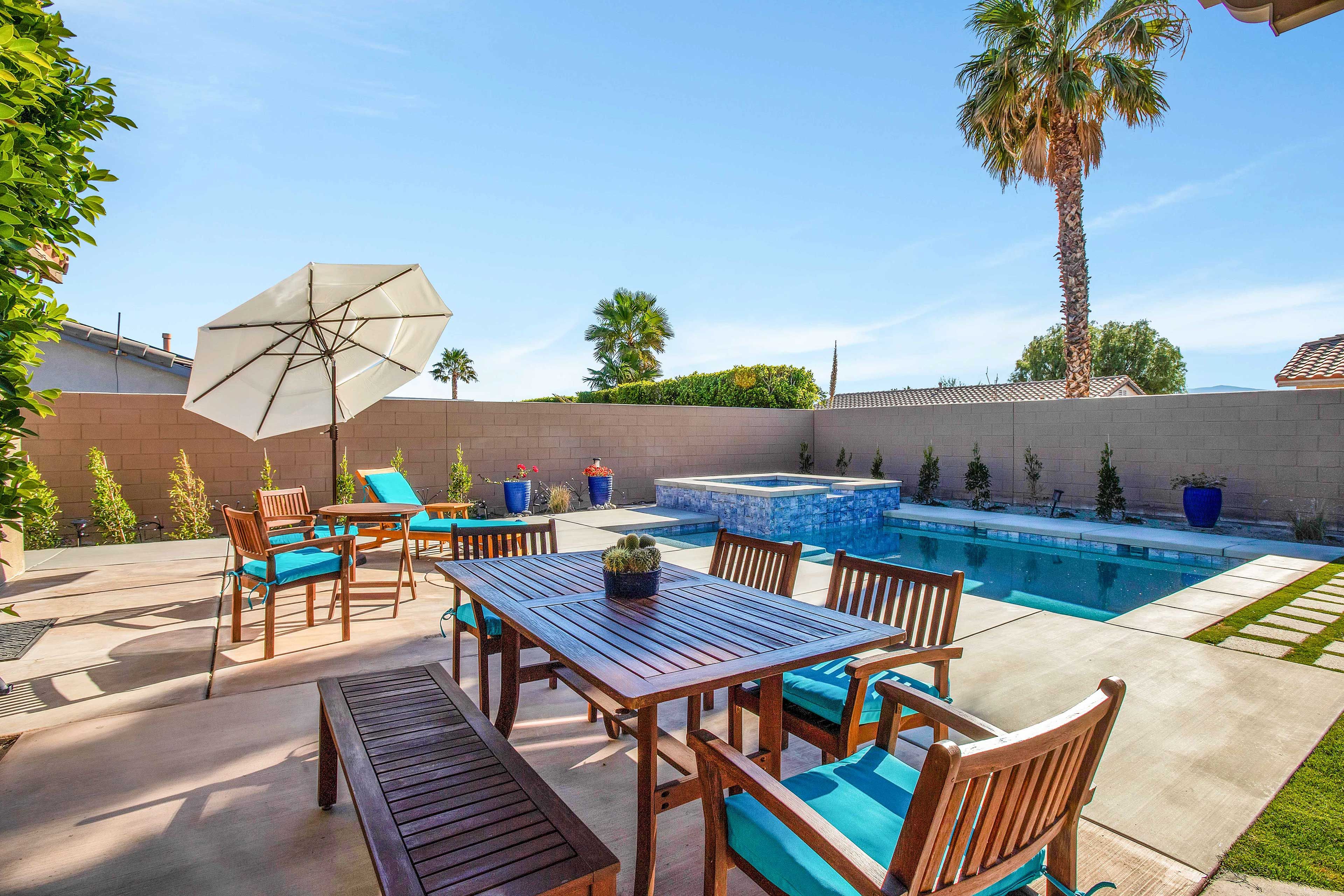 Covered Patio w/ Outdoor Seating | Gas Grill | Fire Pit