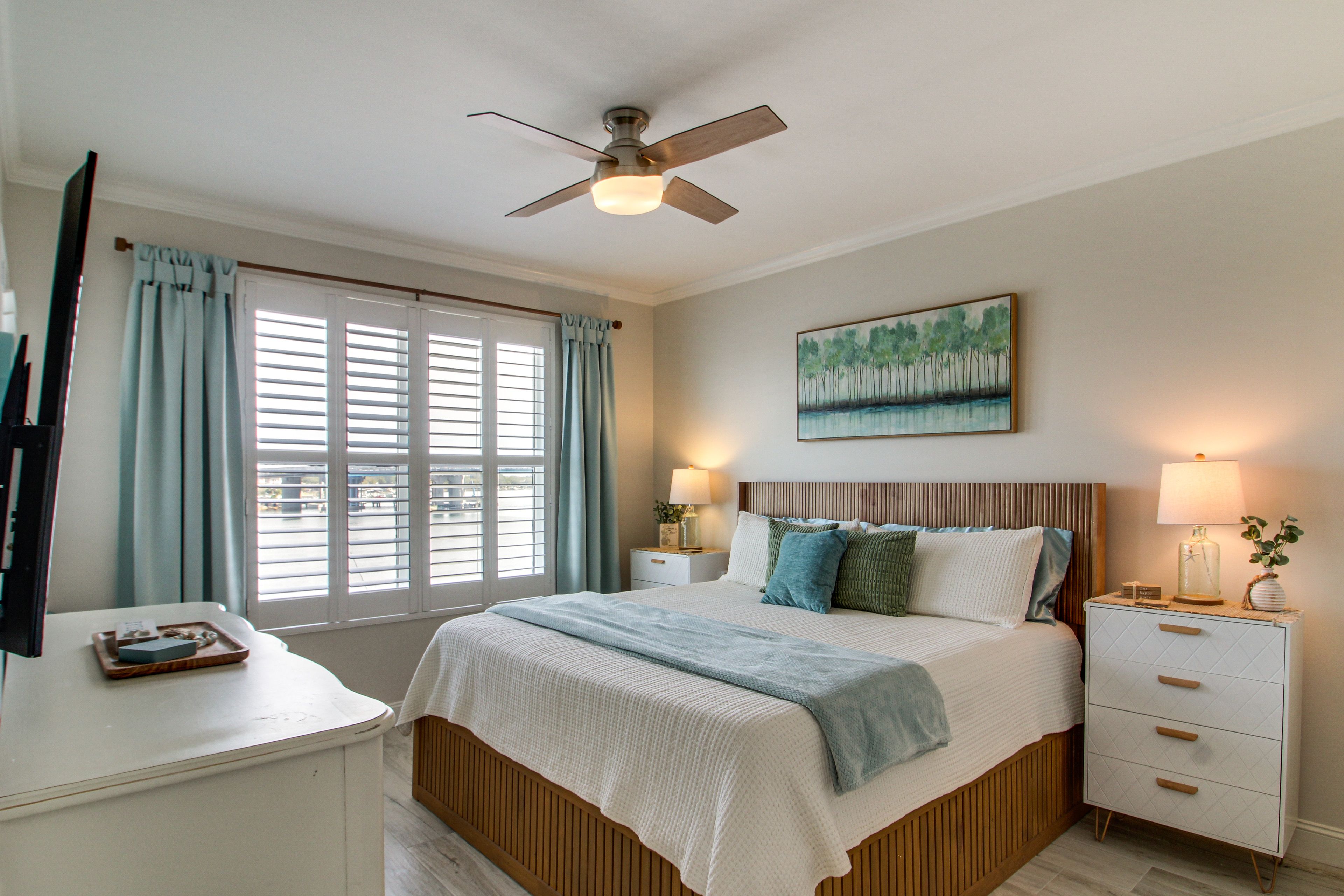 Bedroom 1 | King Bed | Smart TV | En-Suite Bathroom