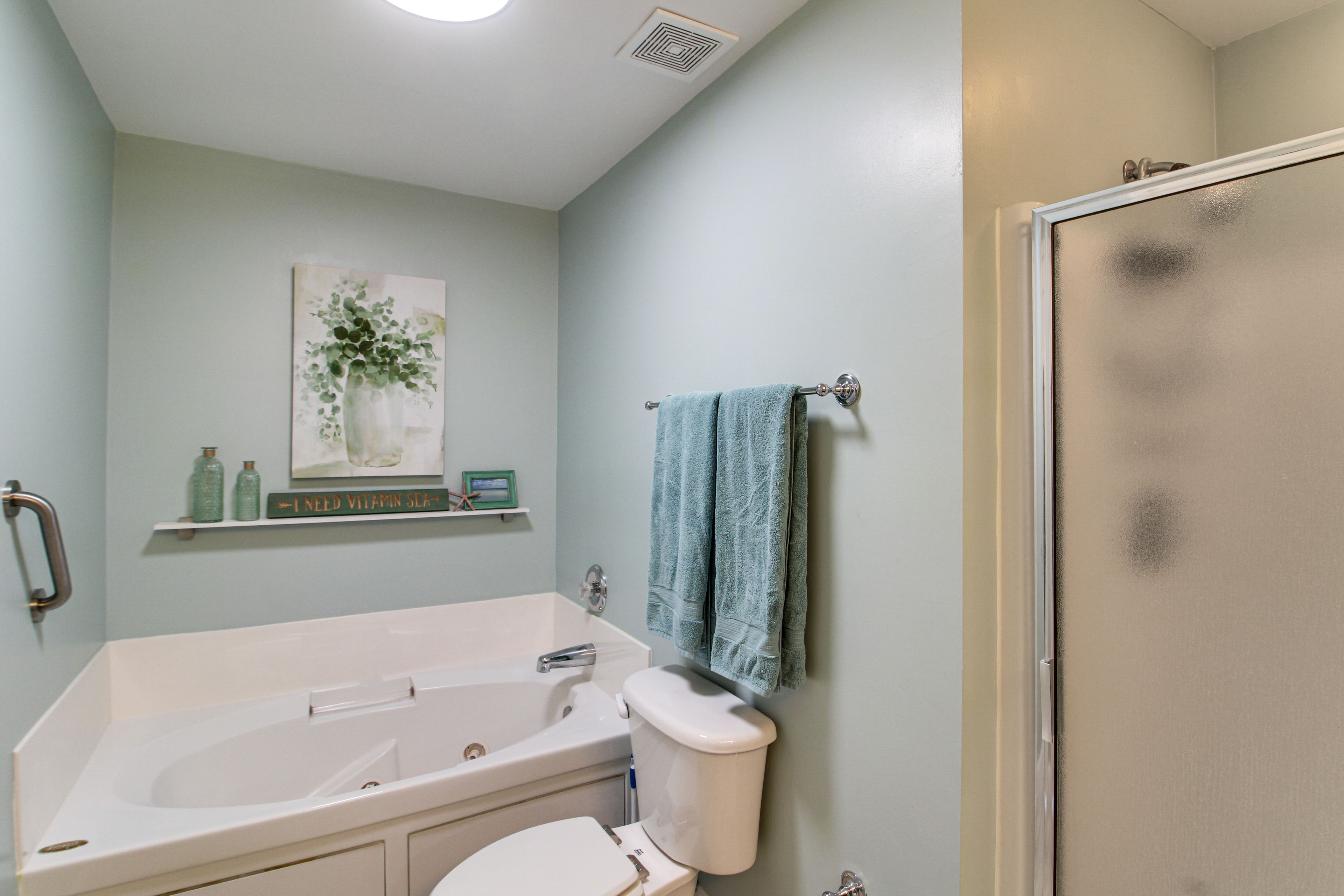 En-Suite Bathroom | Walk-In Shower | Jetted Tub