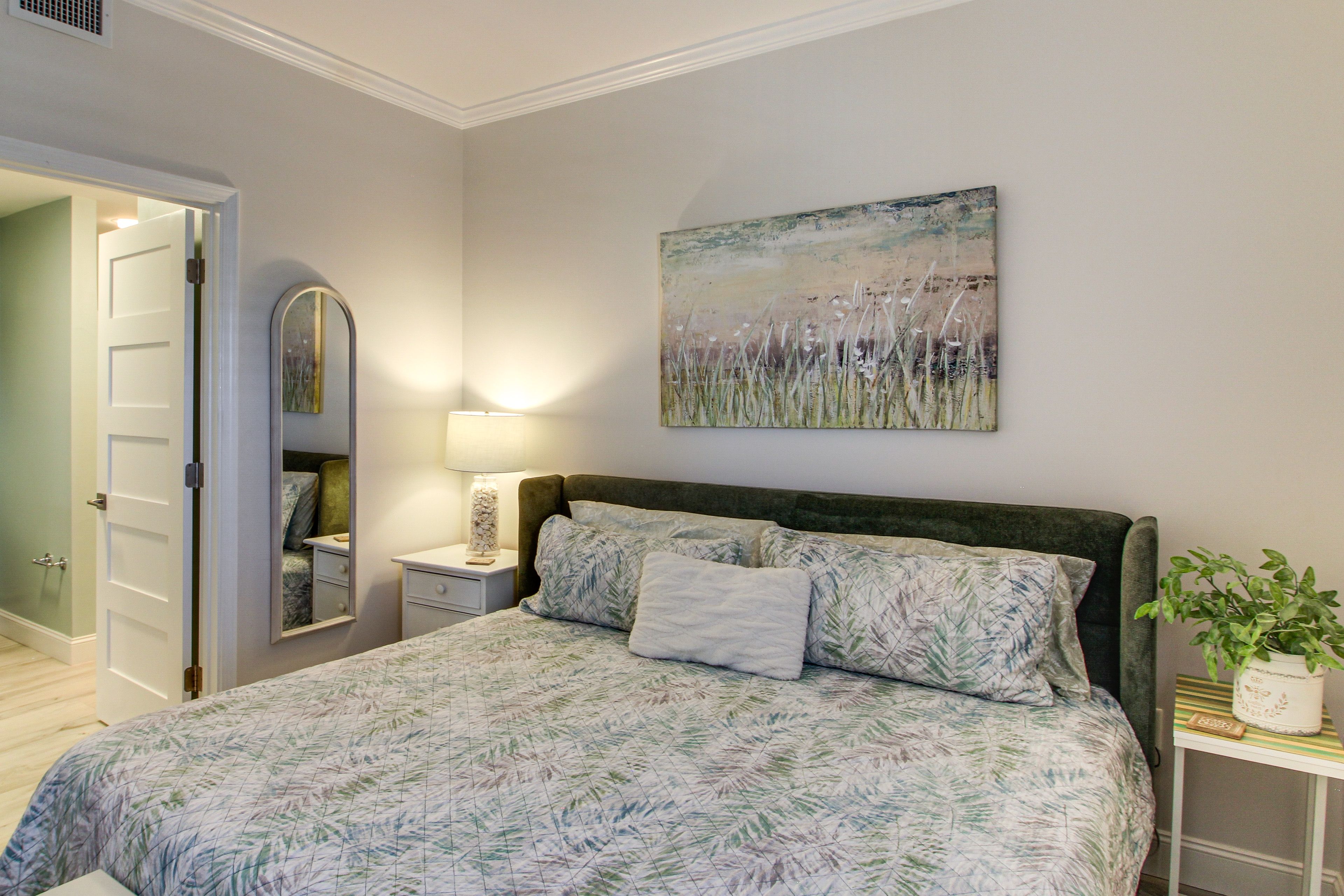 Bedroom 2 | King Bed | Smart TV | Desk