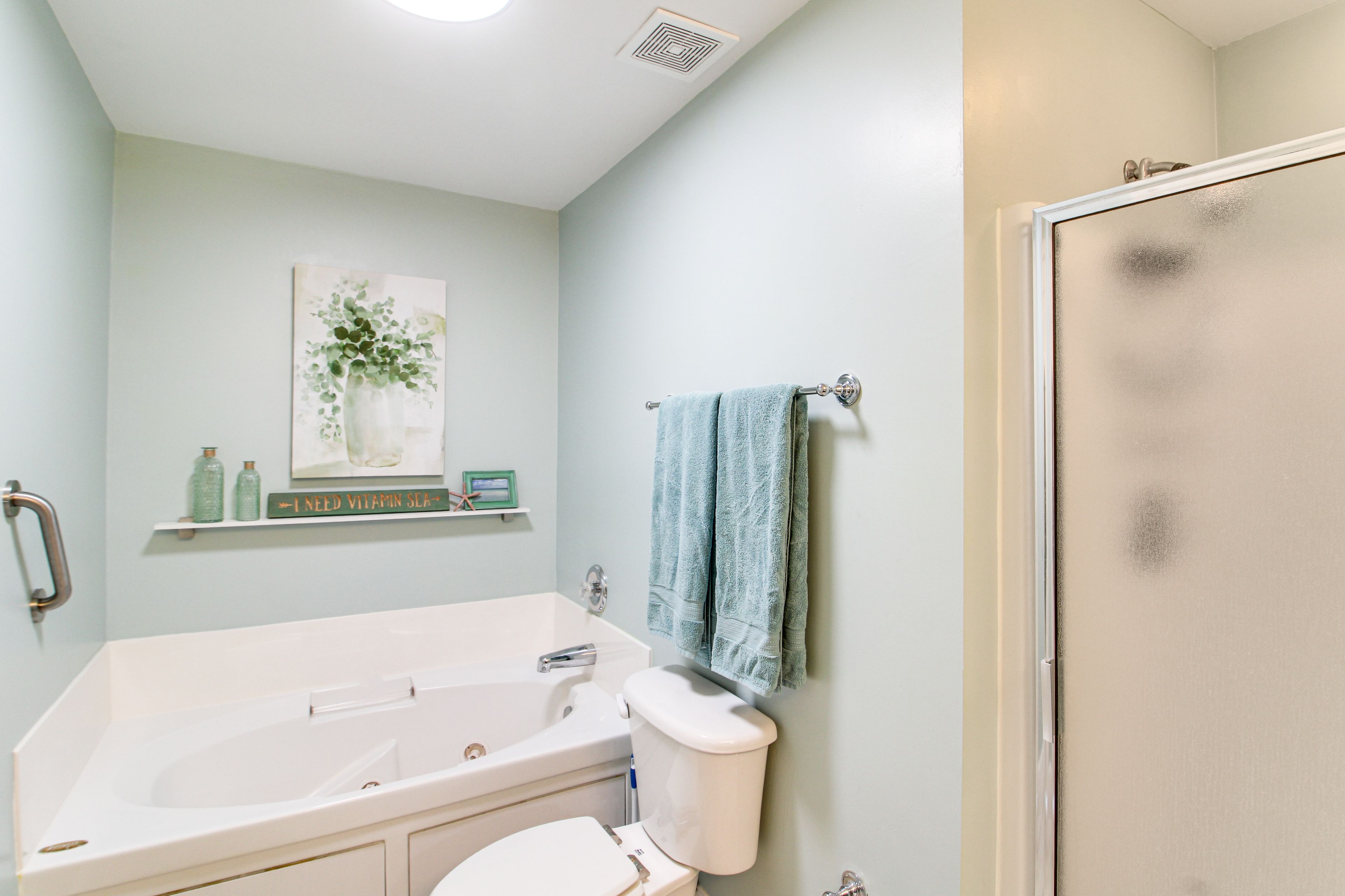 En-Suite Bathroom | Walk-In Shower | Jetted Tub