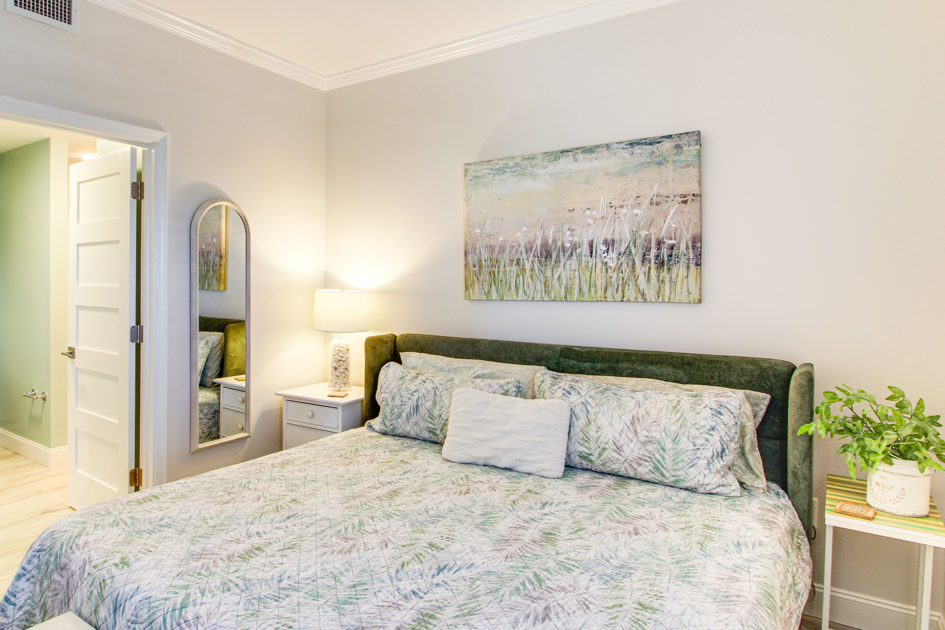 Bedroom 2 | King Bed | Smart TV | Desk