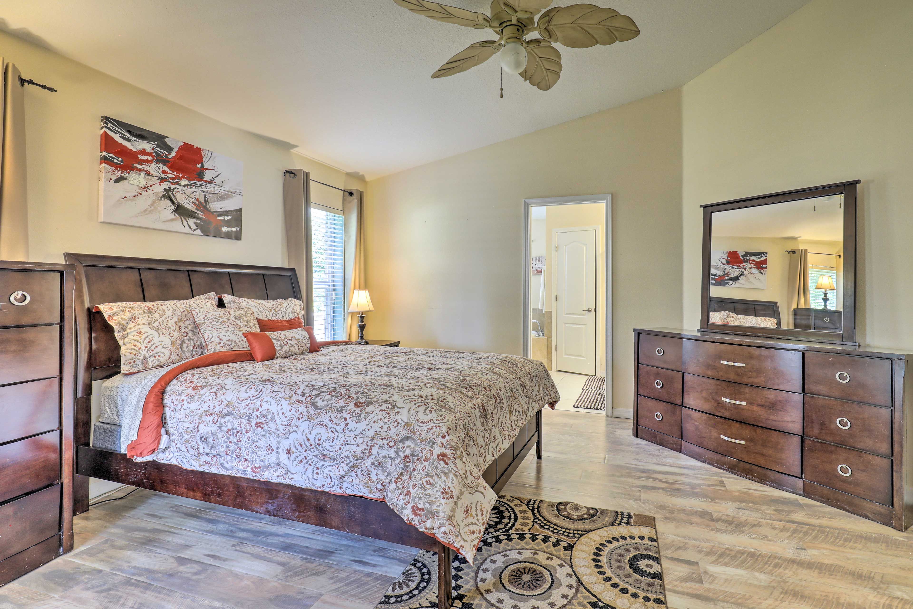 Bedroom 1 | Queen Bed