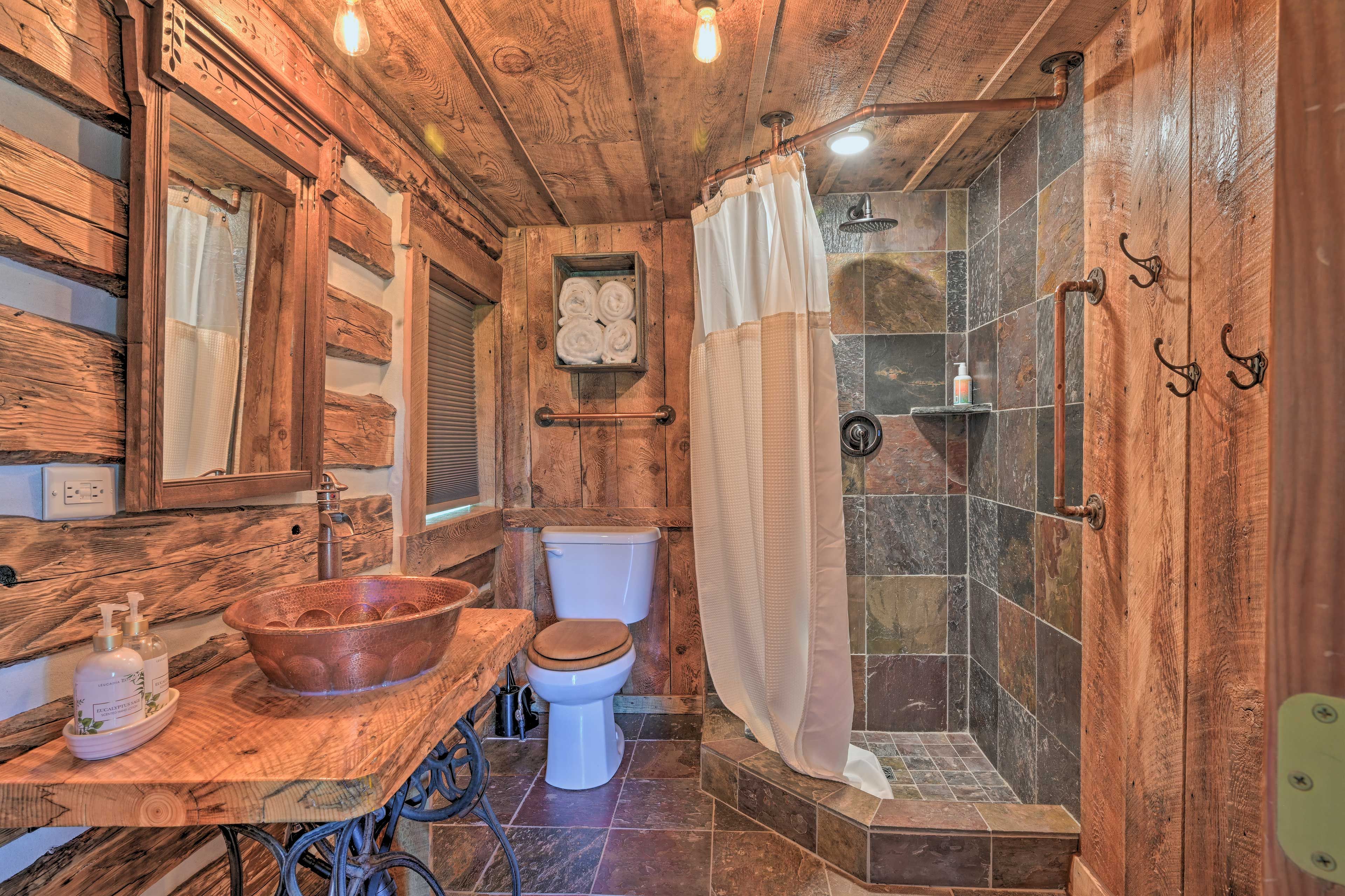 Full Bathroom | Complimentary Toiletries