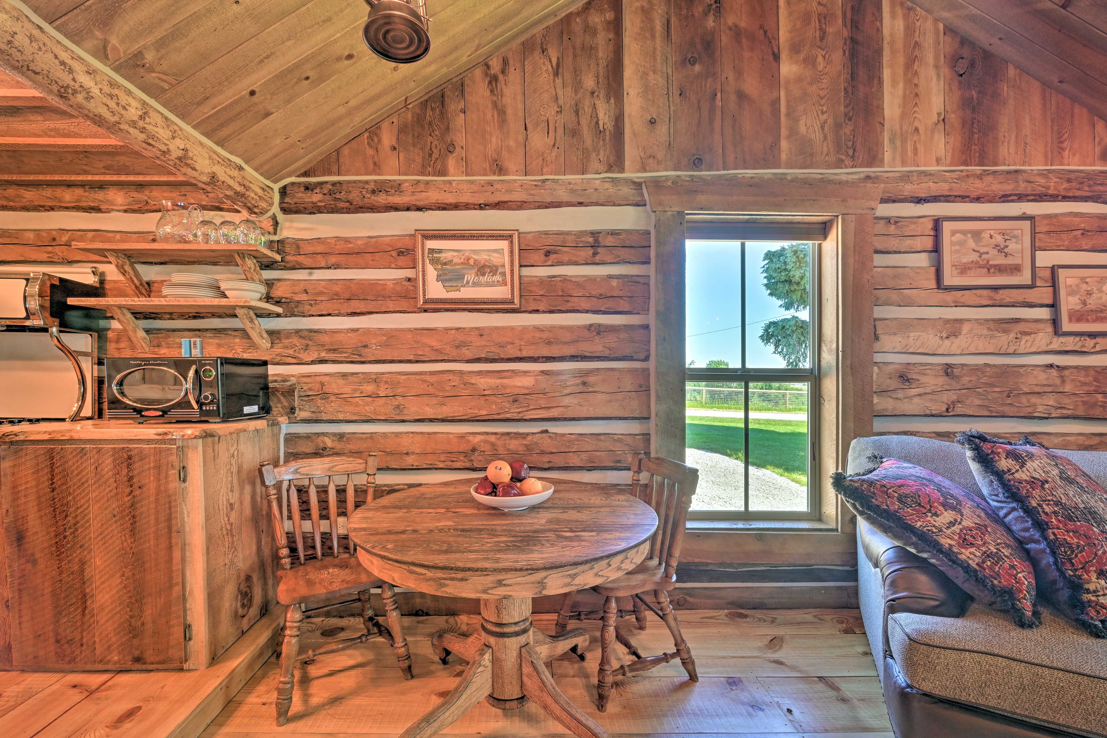 Dining Area | Dishware & Flatware Provided