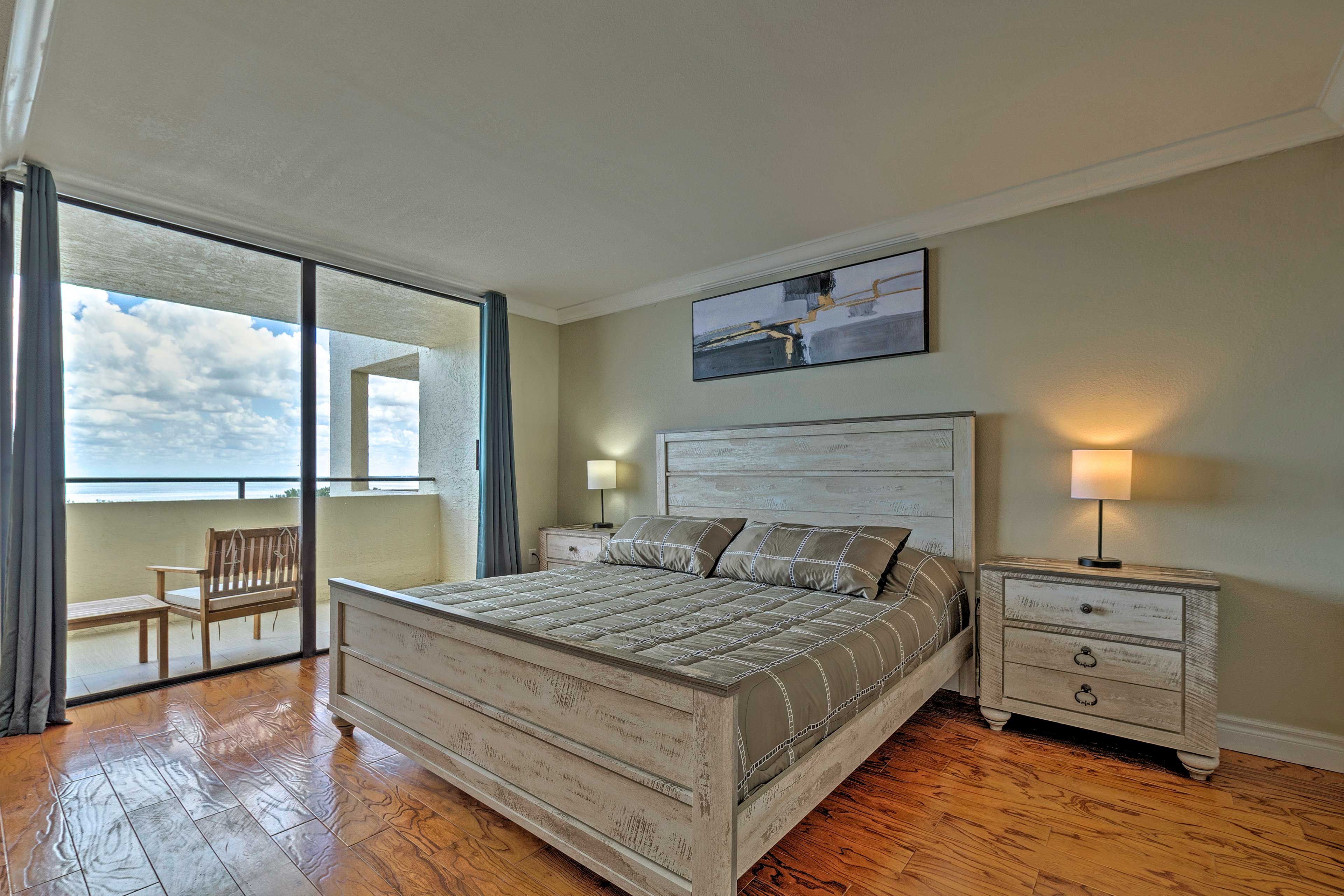 Bedroom | King Bed | Linens Provided